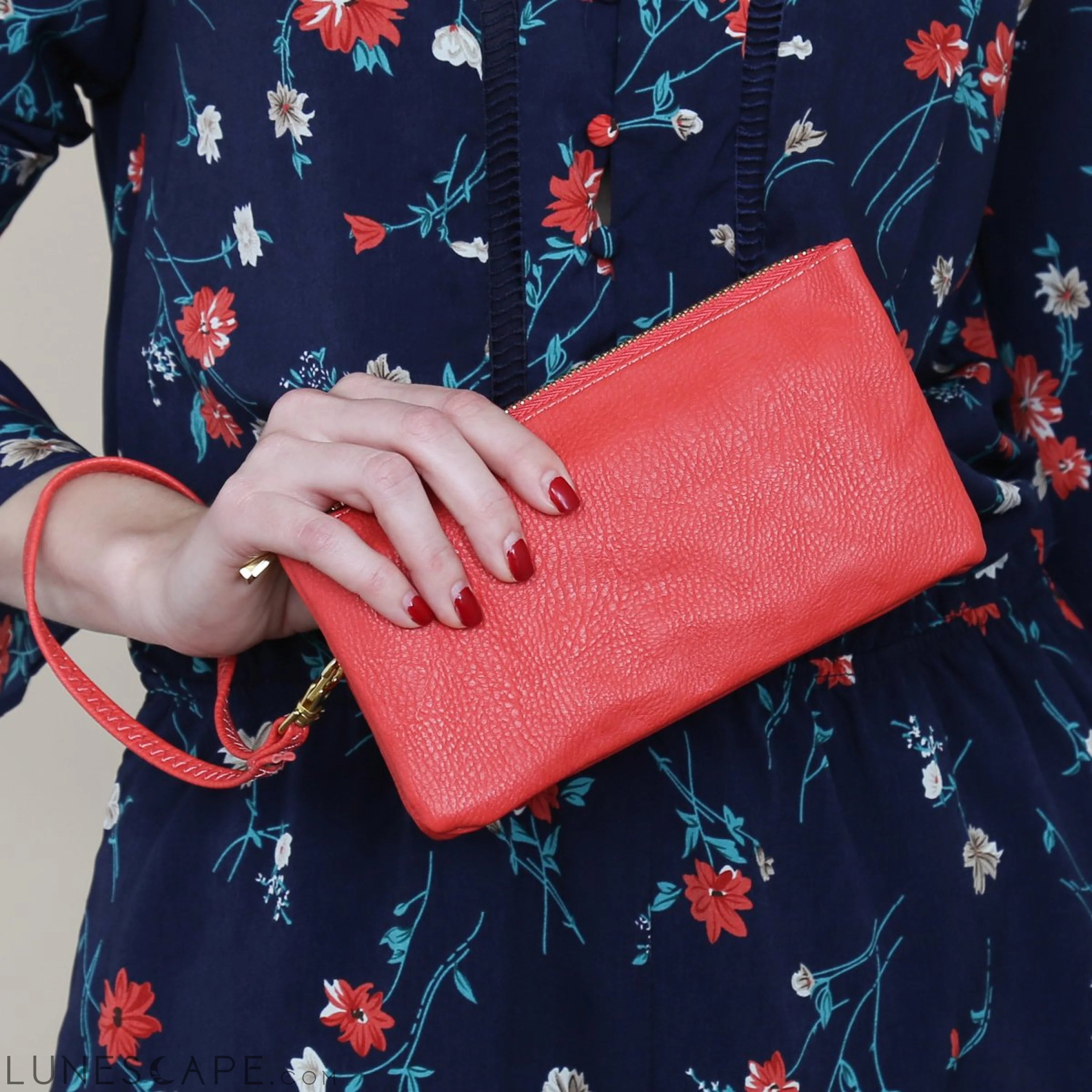 005 - Leather Wallet With Detachable Wristlet LUNESCAPE
