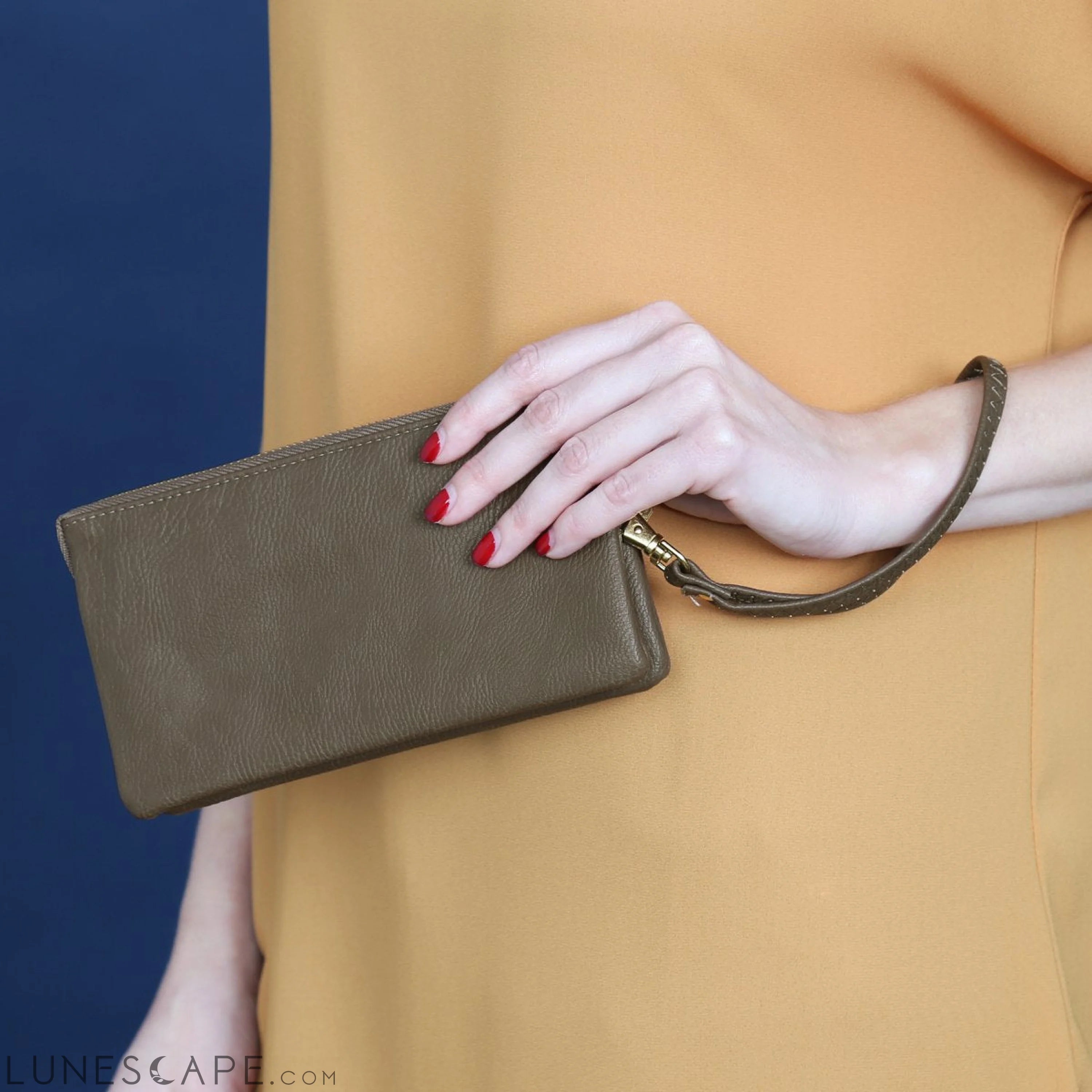 005 - Leather Wallet With Detachable Wristlet LUNESCAPE