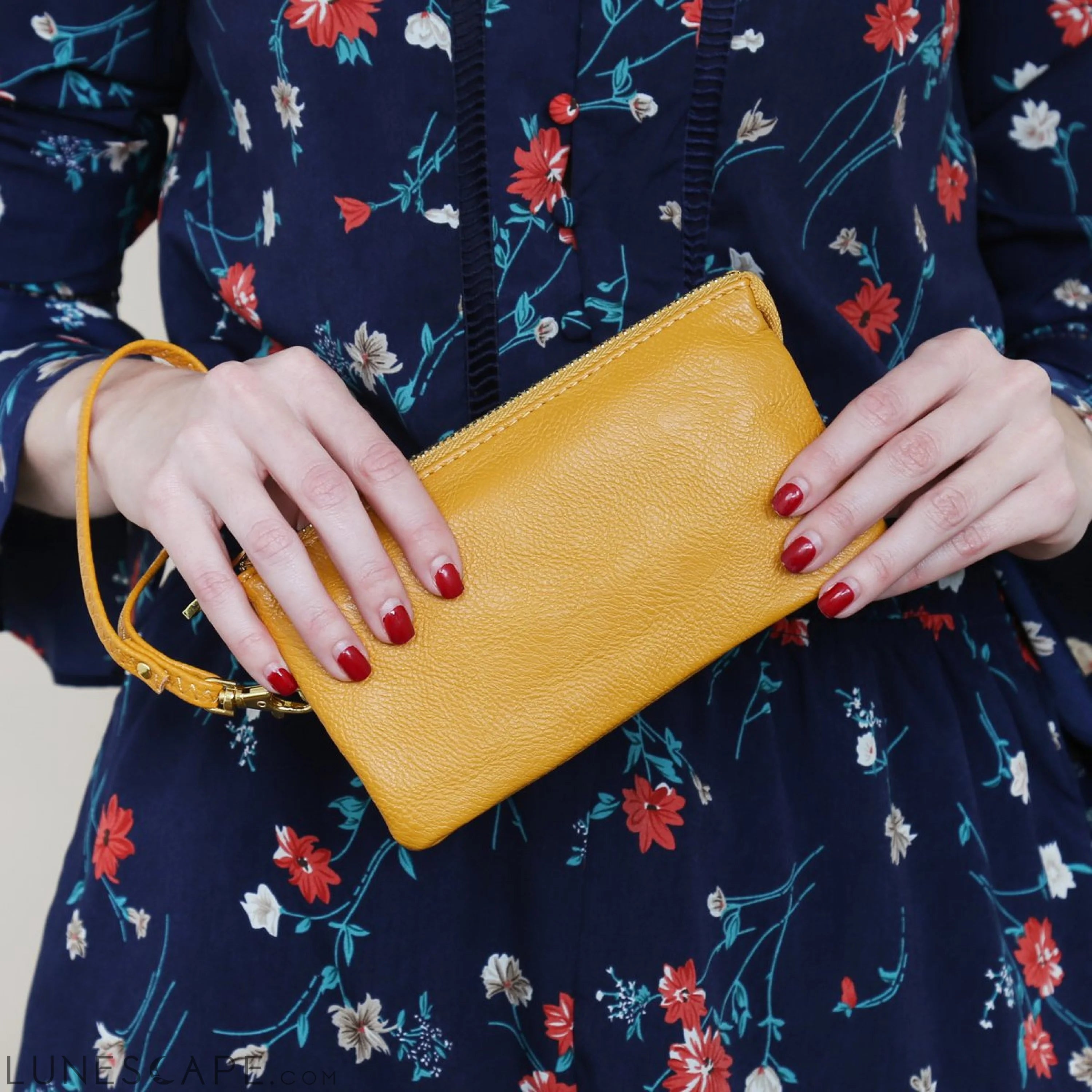 005 - Leather Wallet With Detachable Wristlet LUNESCAPE