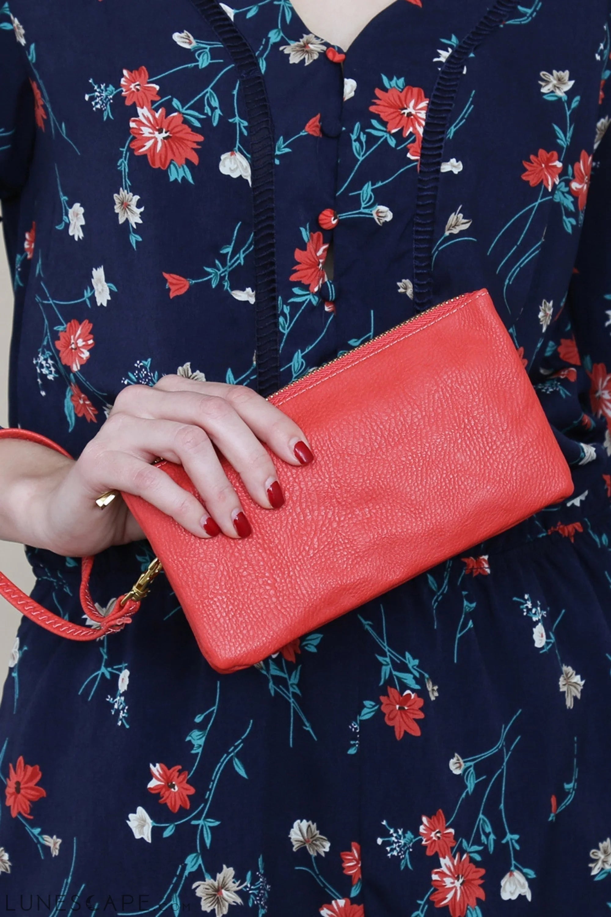 005 - Leather Wallet With Detachable Wristlet LUNESCAPE