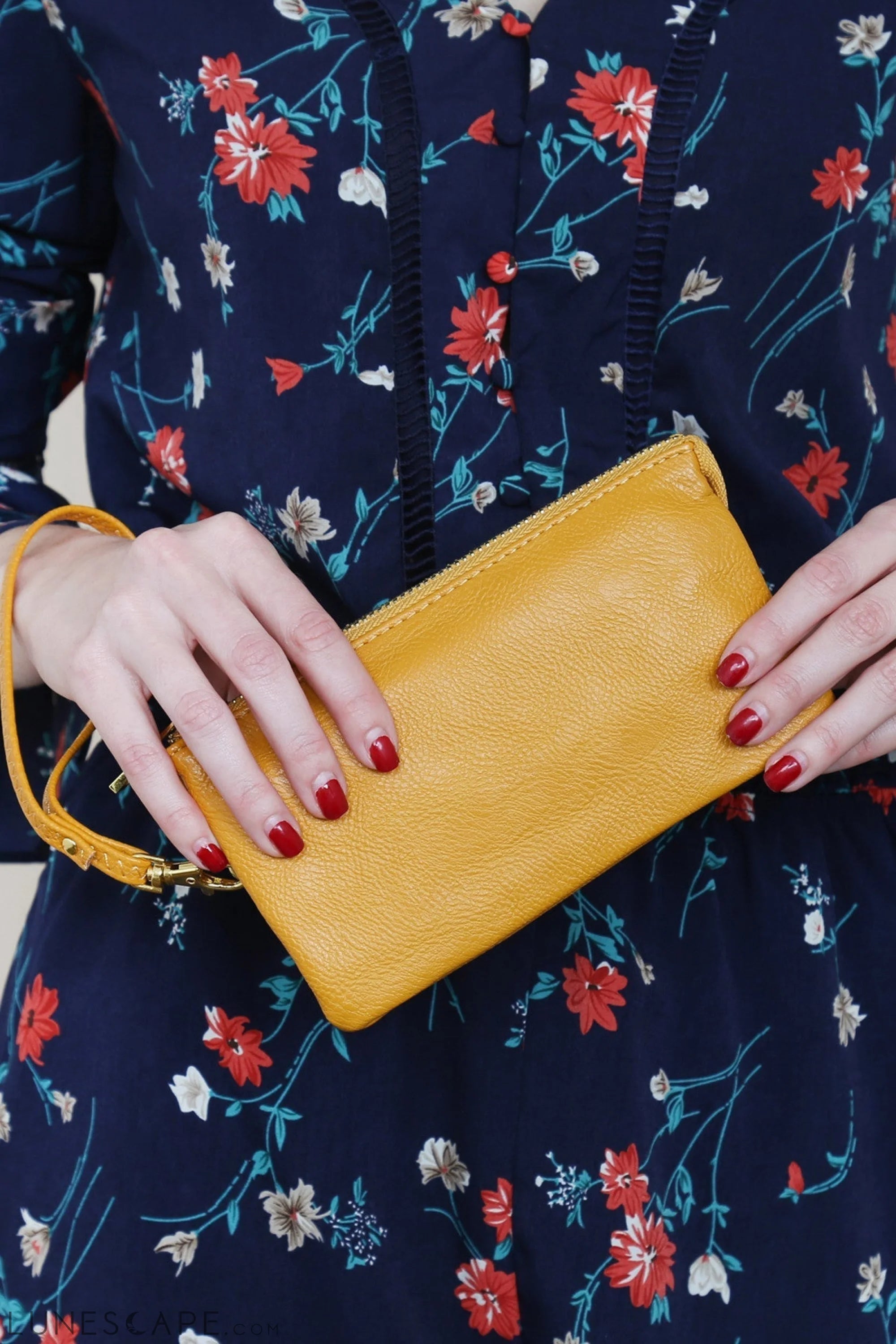 005 - Leather Wallet With Detachable Wristlet LUNESCAPE
