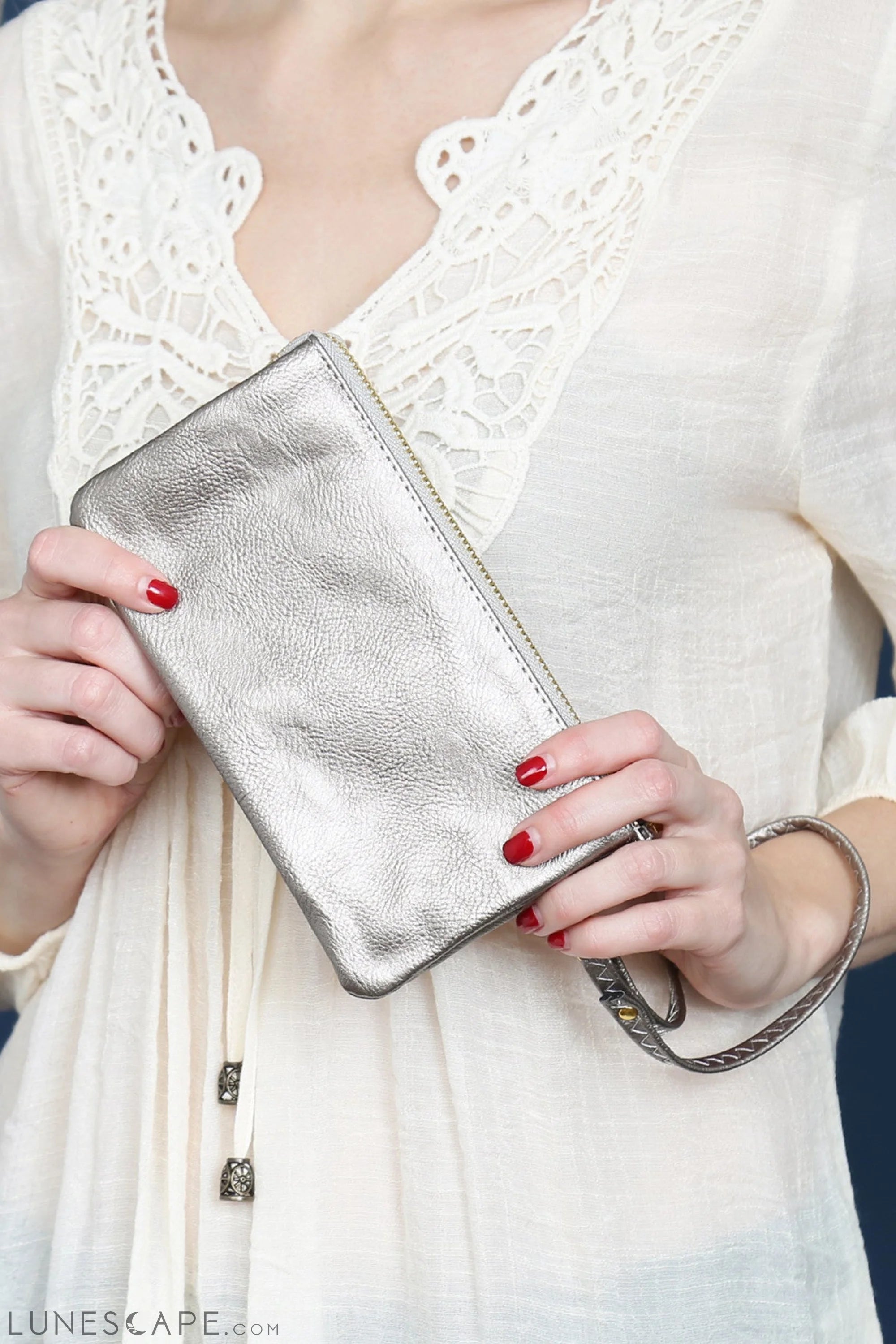 005 - Leather Wallet With Detachable Wristlet LUNESCAPE