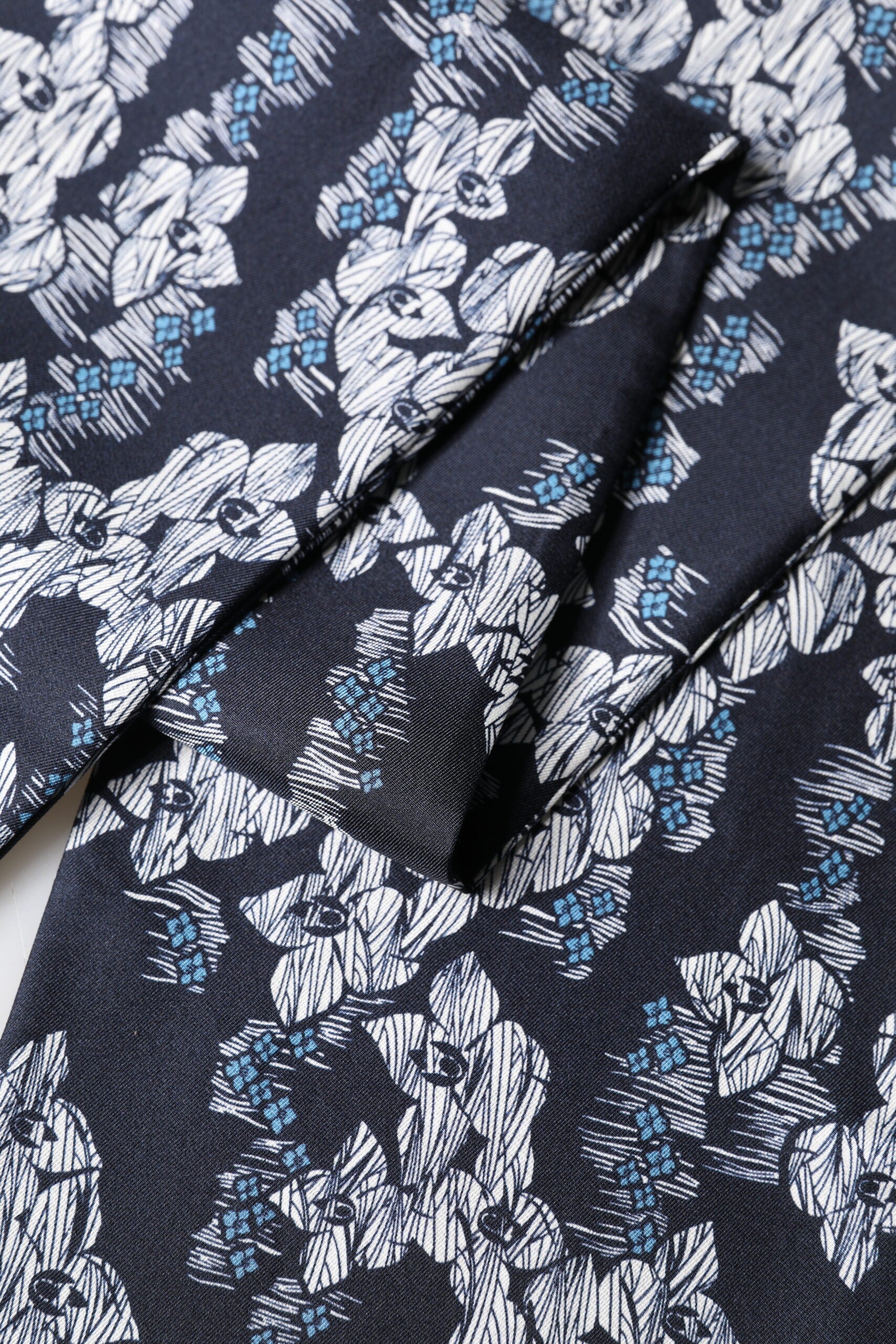 Dolce & Gabbana Black Blue Silk Floral Pattern Fringe 140cm x 16cm Scarf