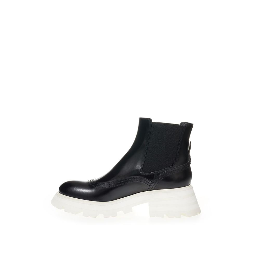 Alexander McQueen Elegant Leather Boots in Timeless Black LUNESCAPE