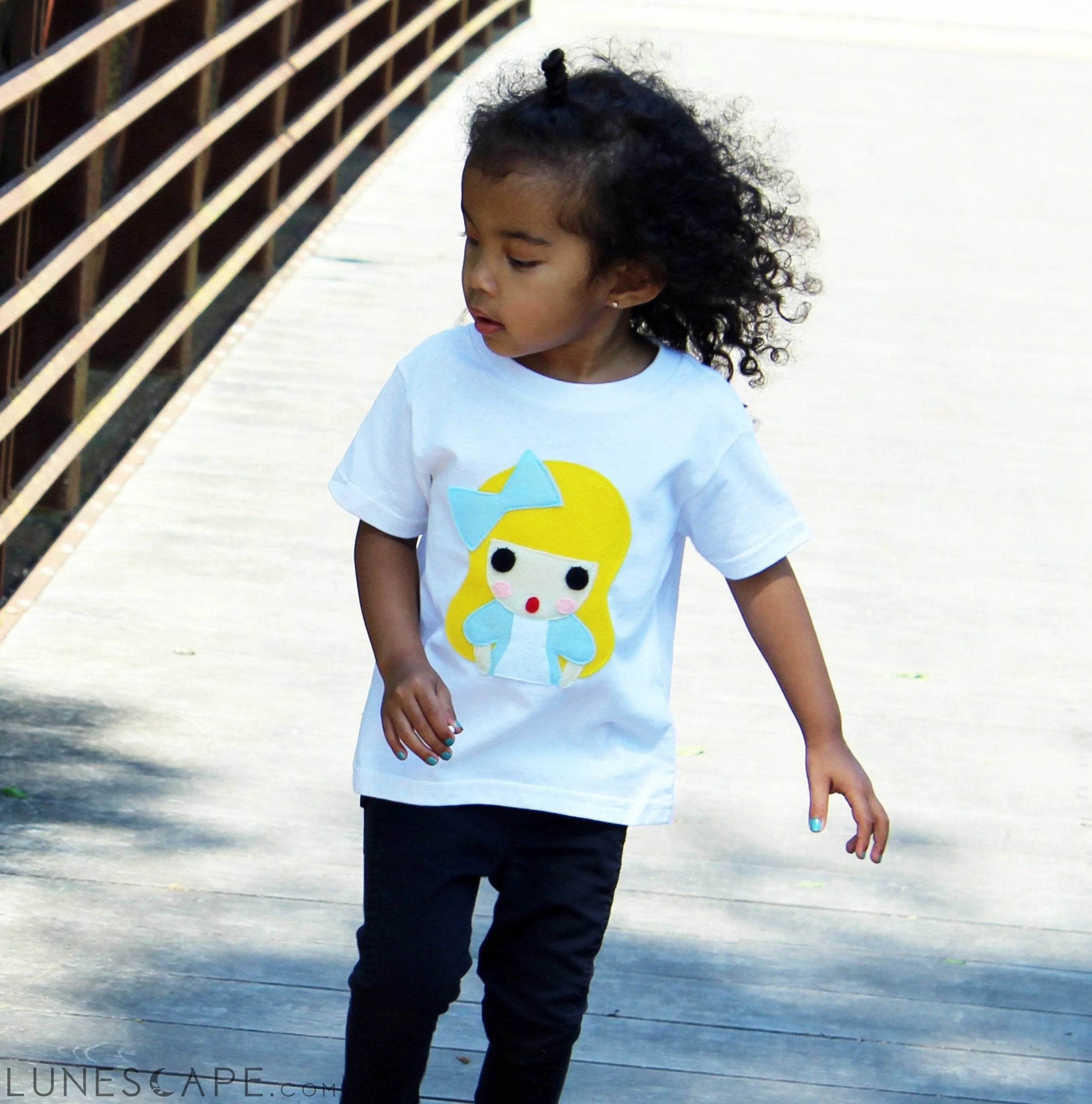 Alice - Alice's Adventure in Wonderland - Kids T-Shirt LUNESCAPE