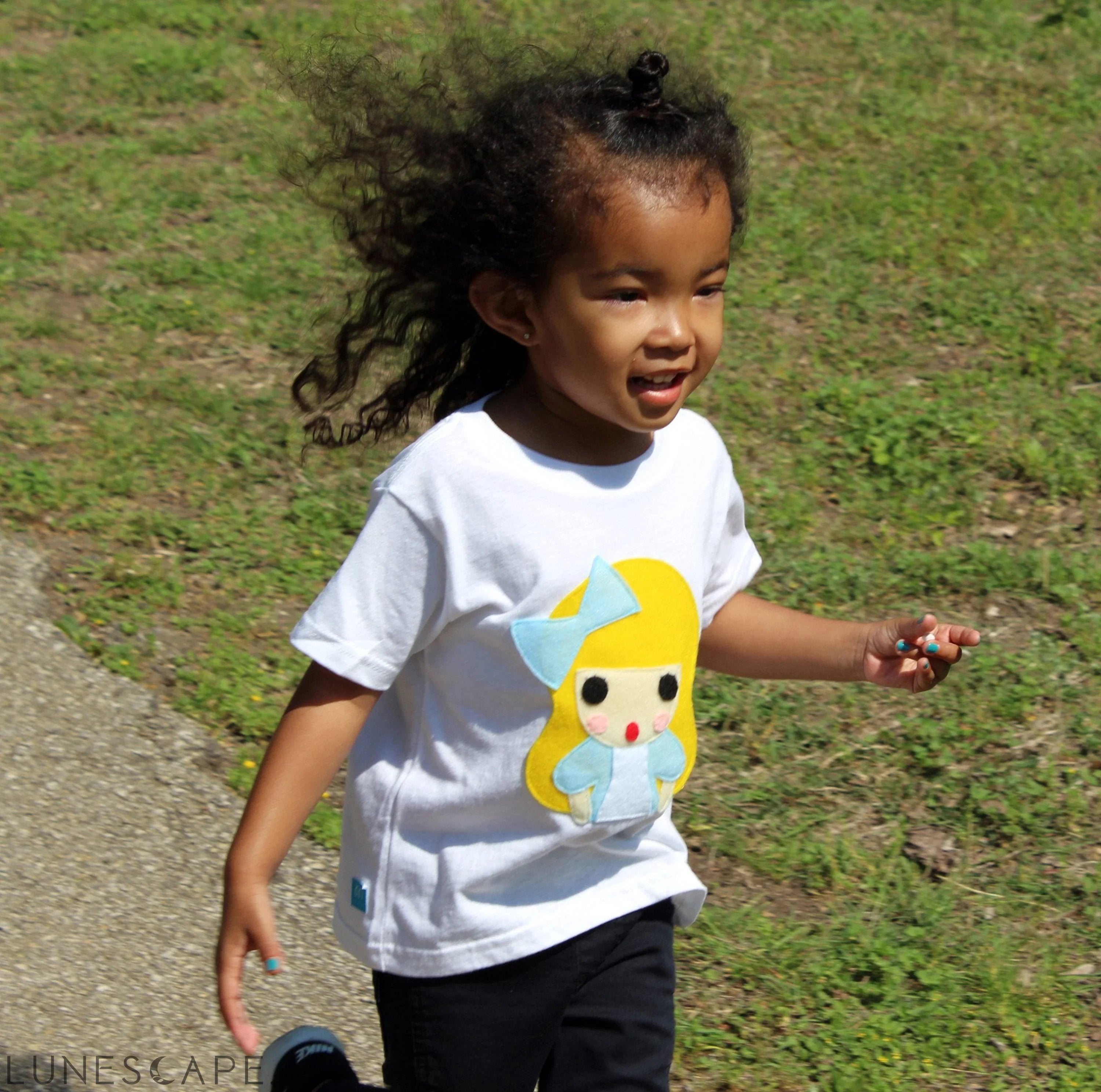 Alice - Alice's Adventure in Wonderland - Kids T-Shirt LUNESCAPE
