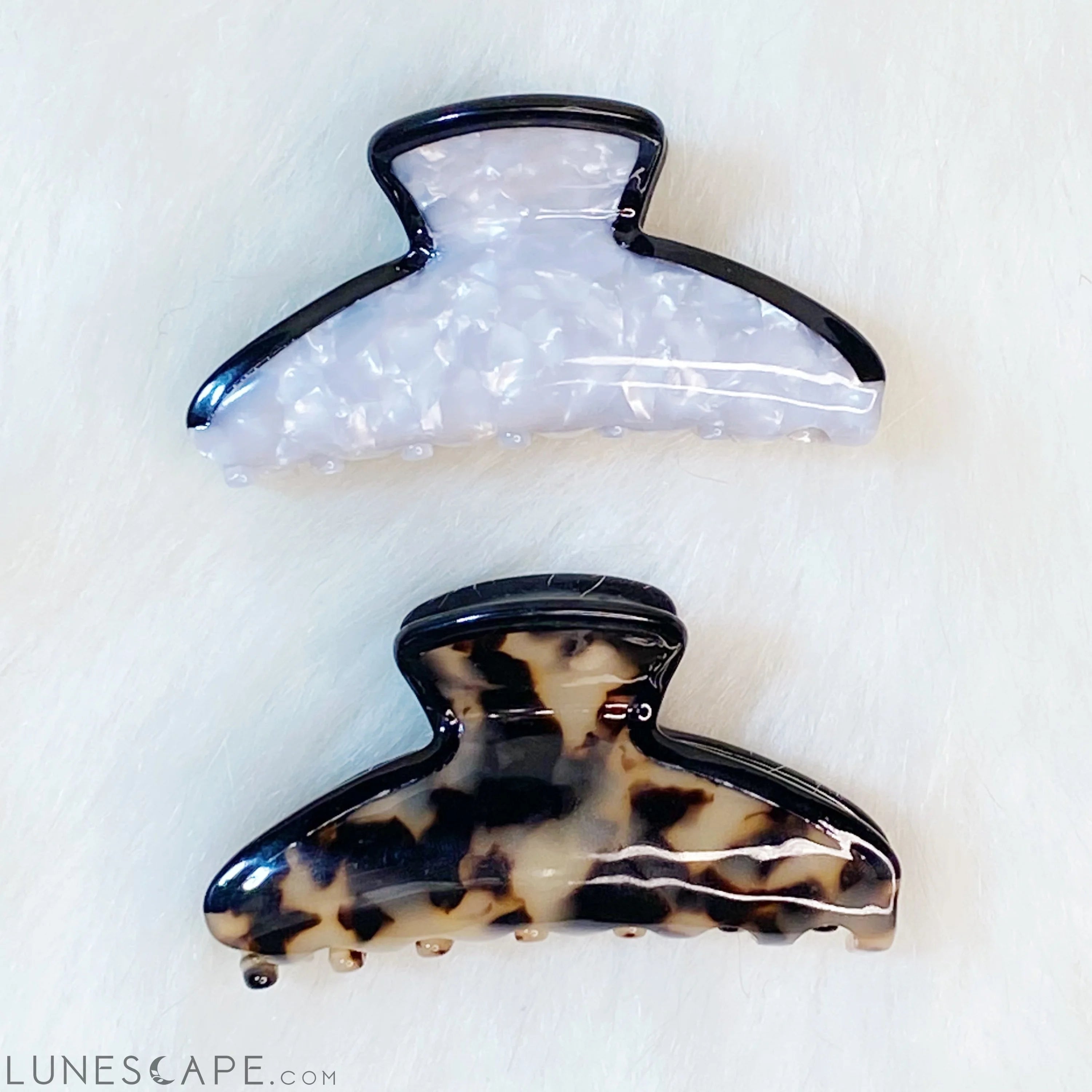 Beautifully Outlined Hair Claw LUNESCAPE