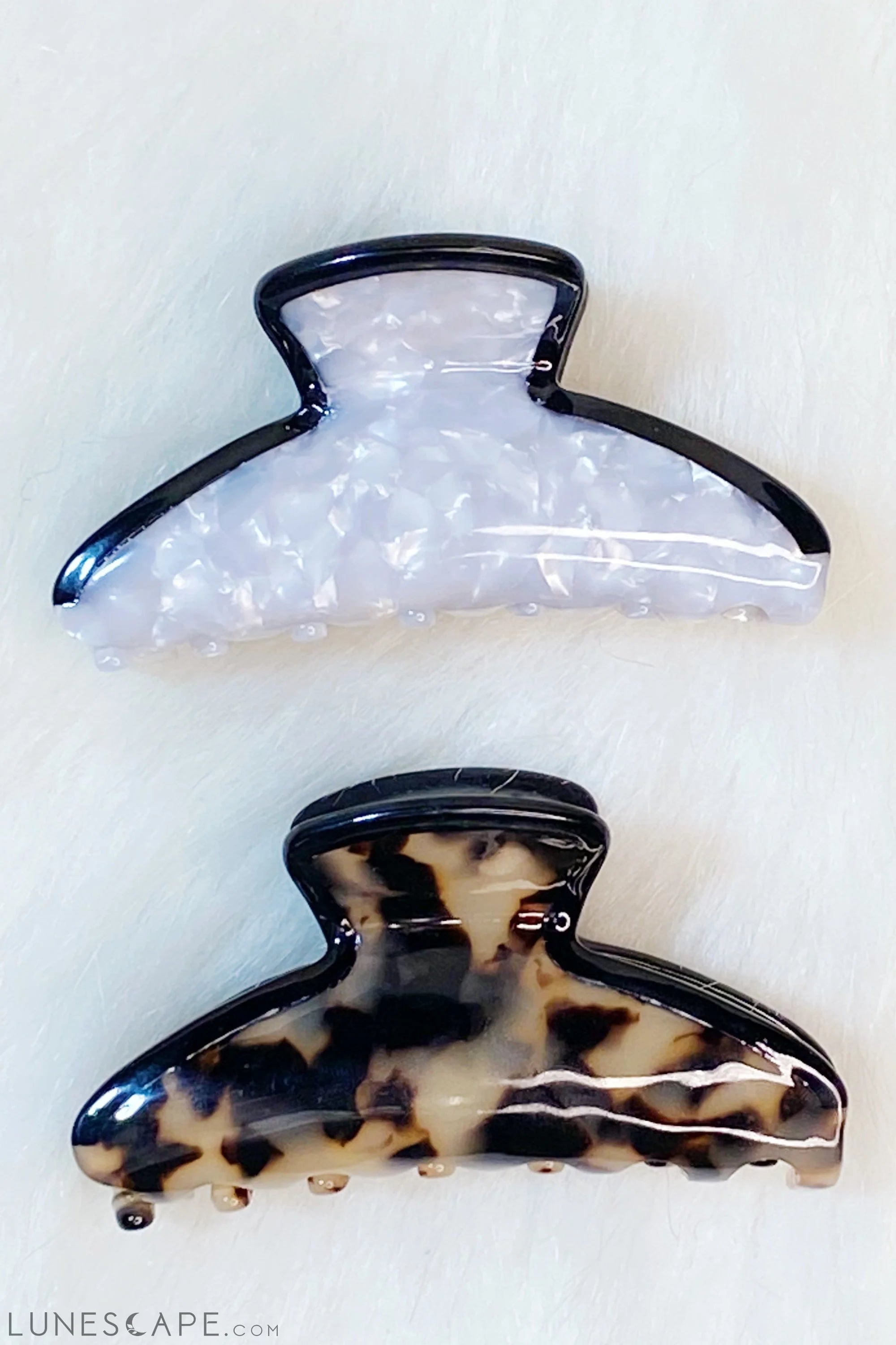 Beautifully Outlined Hair Claw LUNESCAPE