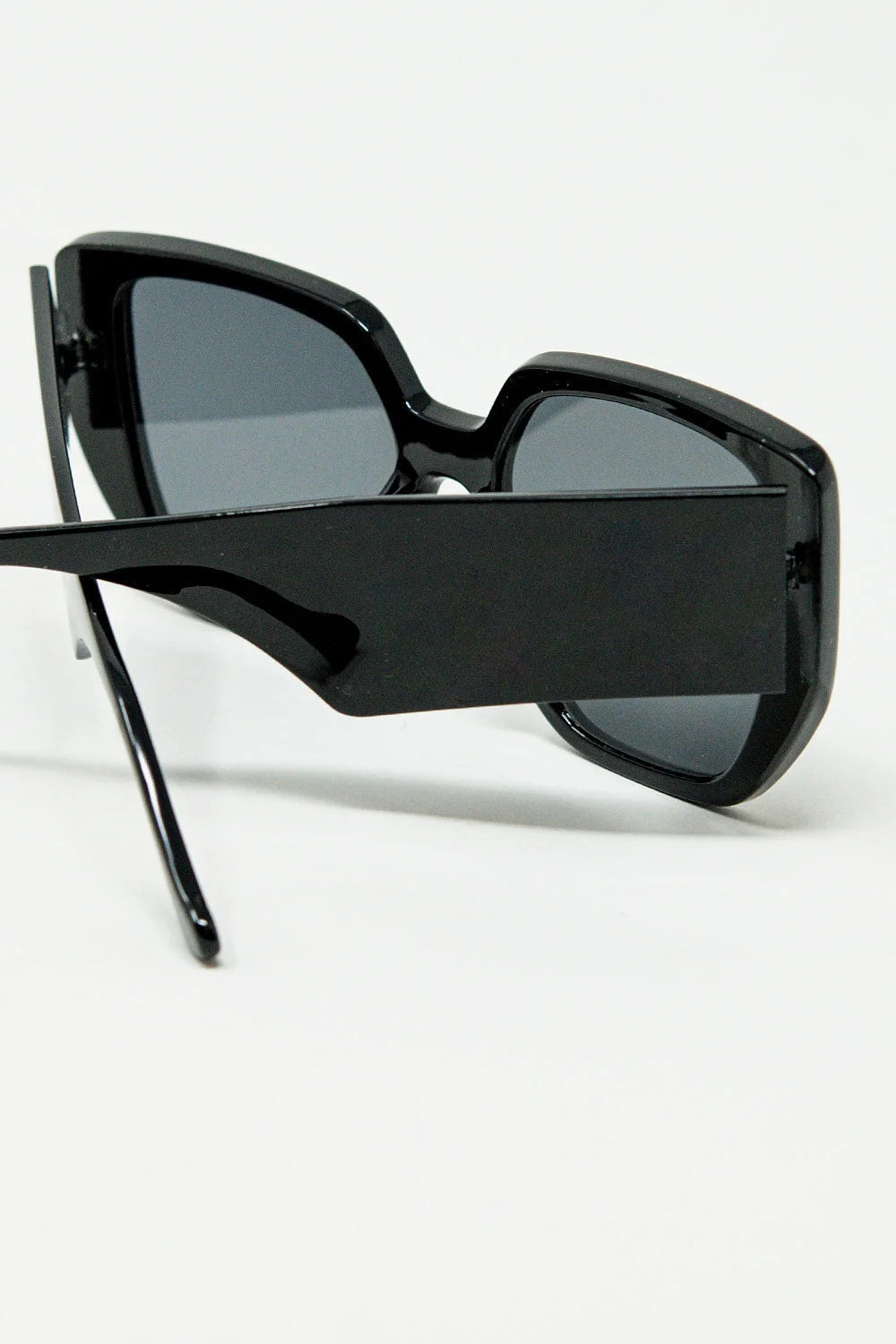 Black Pin-Up Style Sunglasses With Geometric Design and Cat Eyes LUNESCAPE