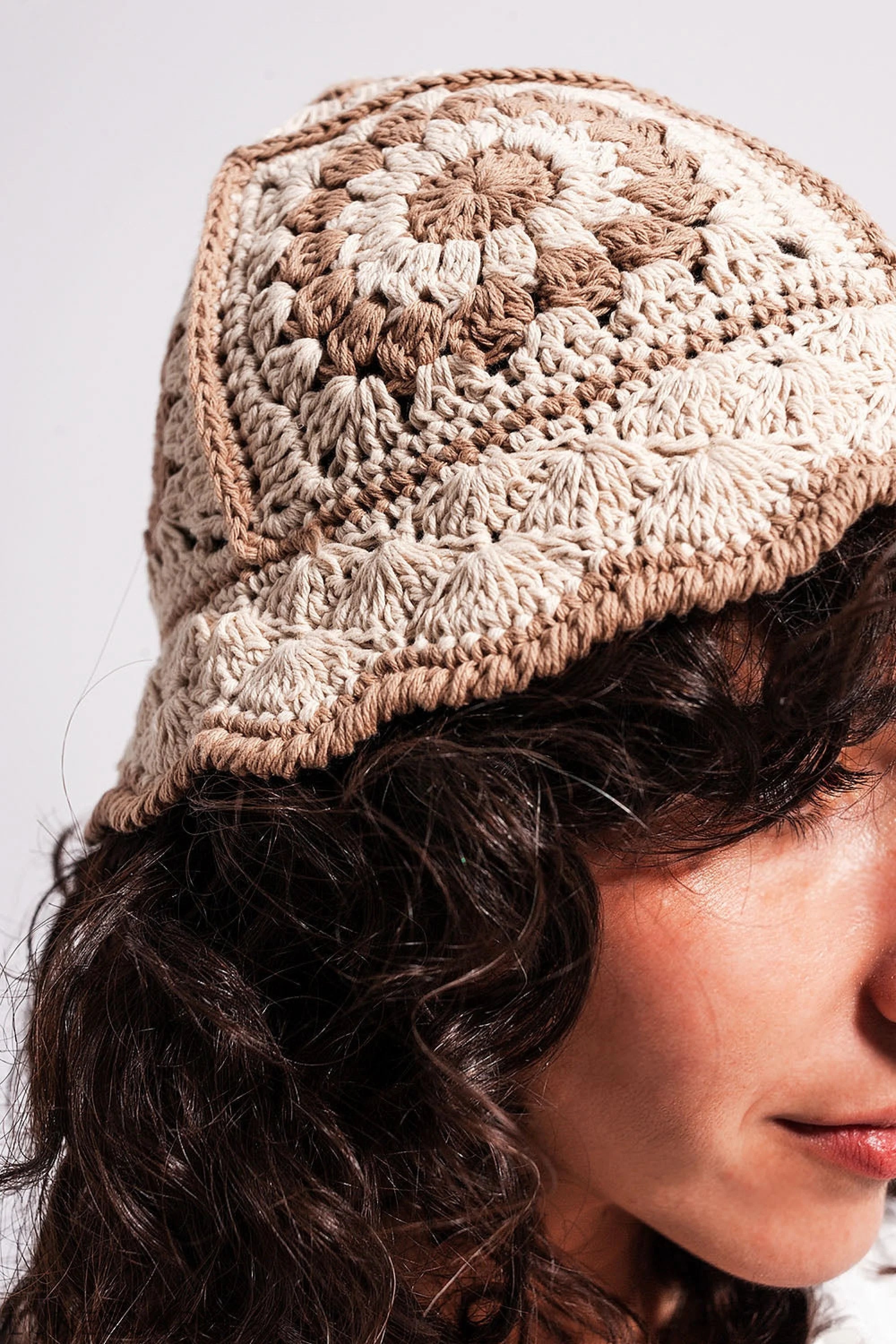 Crochet Bucket Hat With Daisy Detail in Beige LUNESCAPE