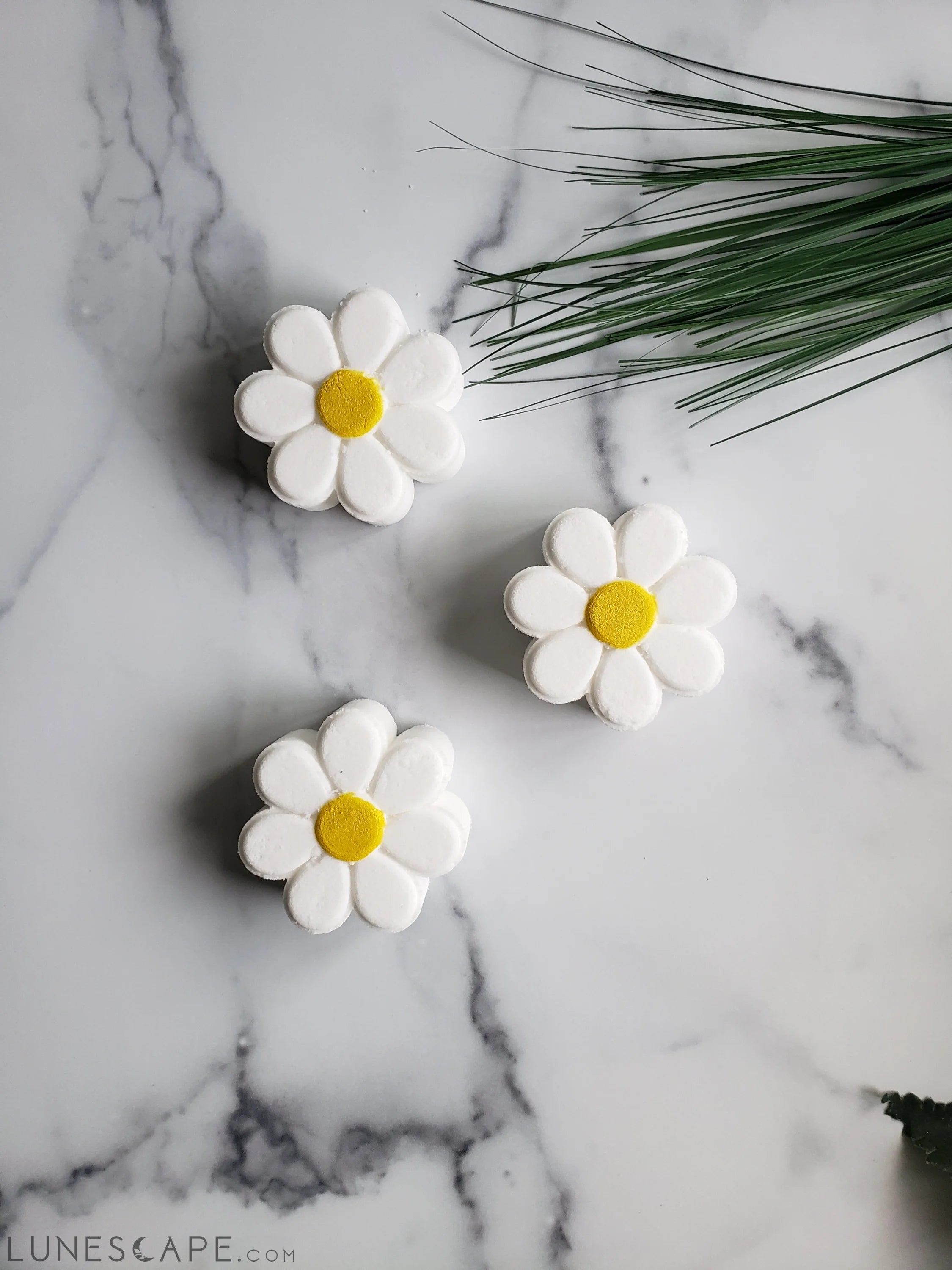 Daisy Bath Bomb LUNESCAPE
