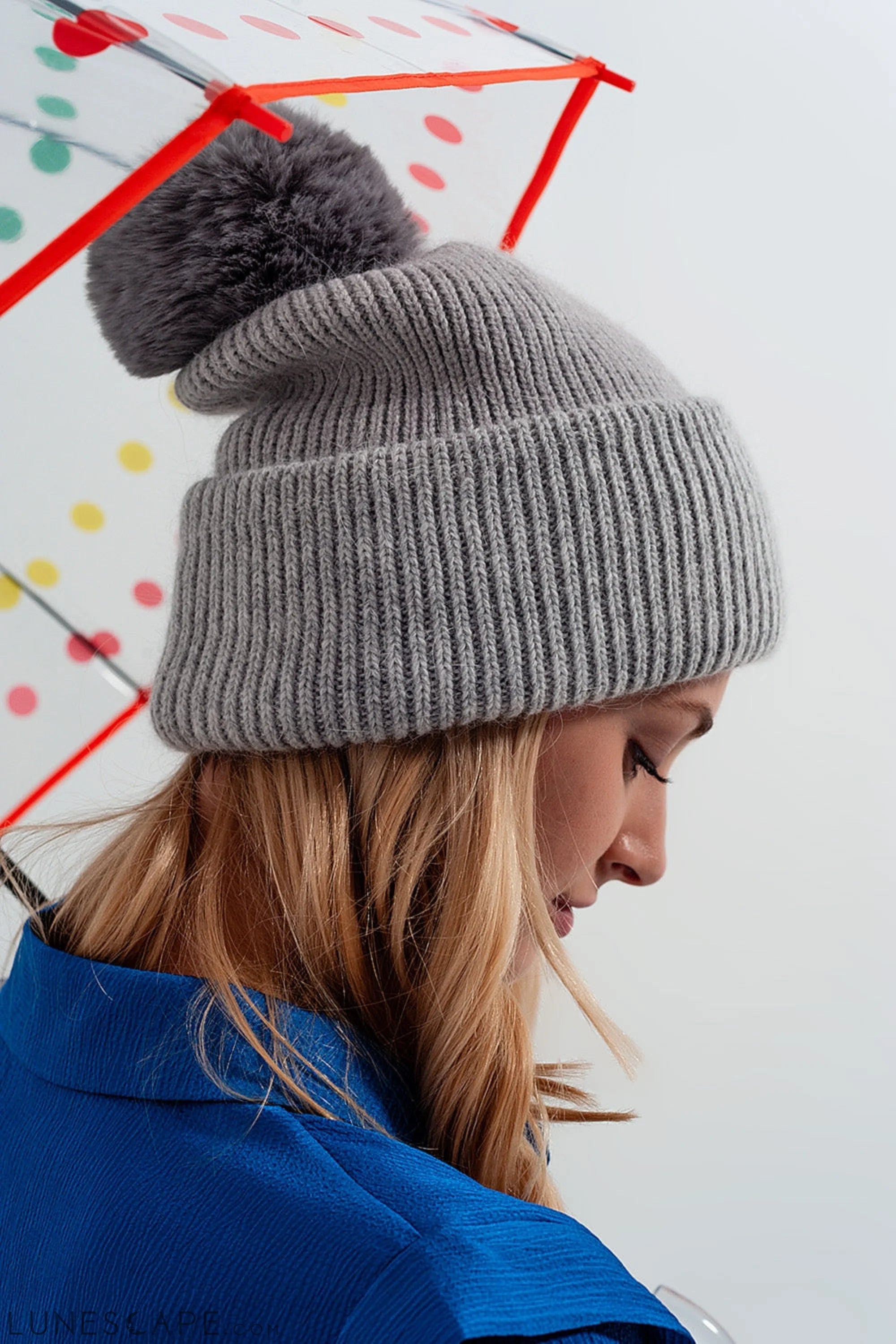 Gray Knitted Hat With Pompom LUNESCAPE