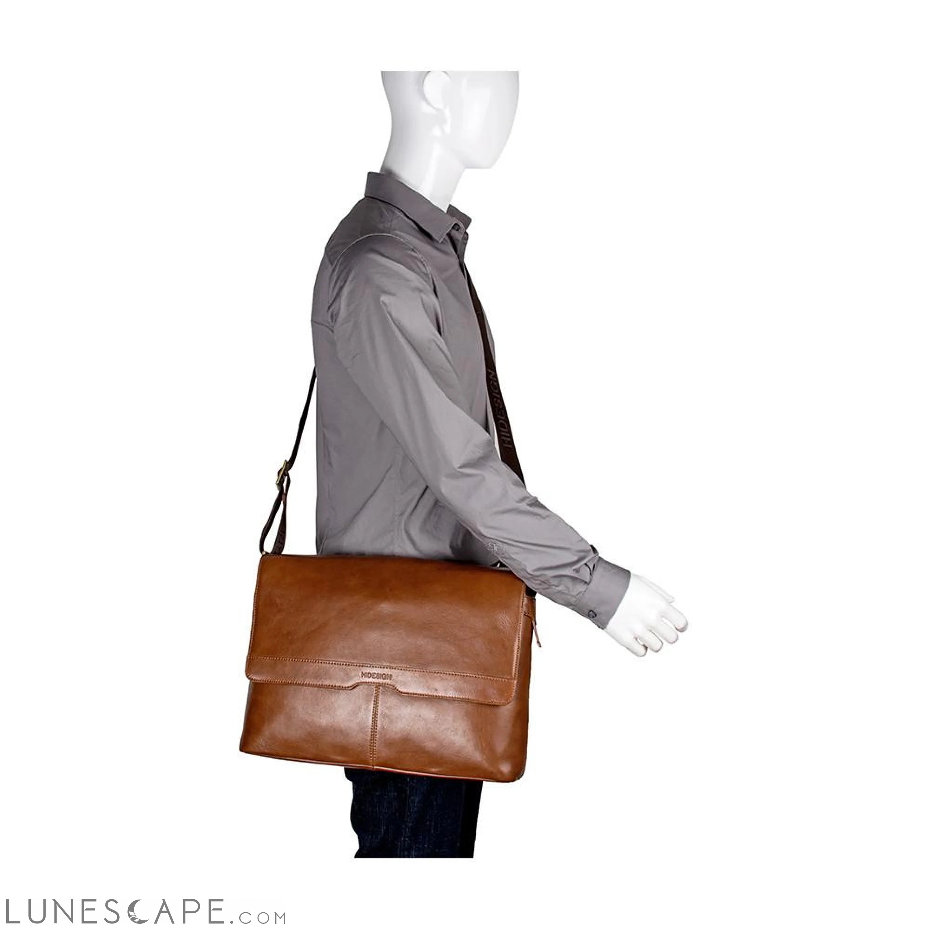 Helvellyn Medium Leather Messenger LUNESCAPE