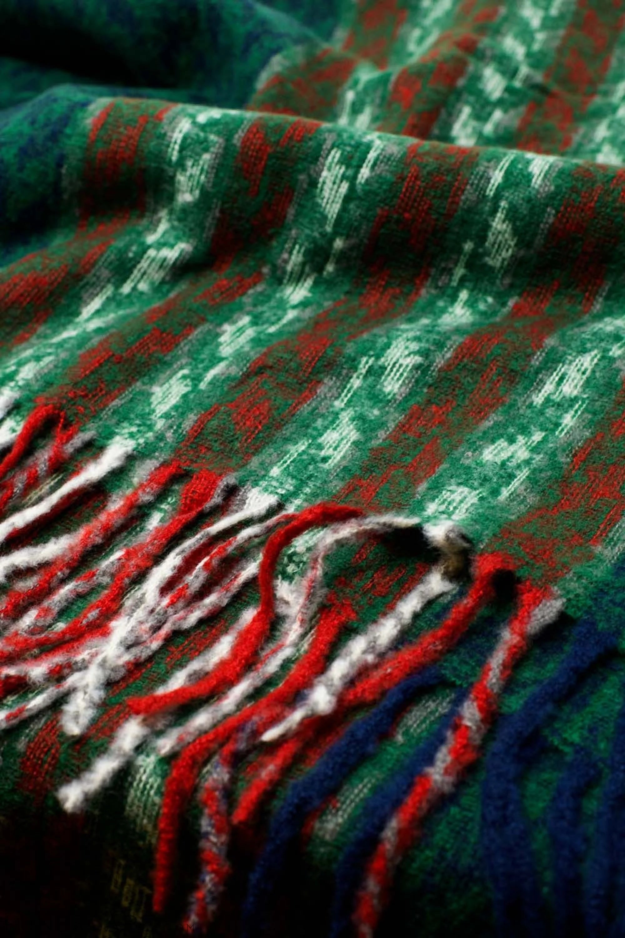 Houndstooth Design Scarf in Green and Red LUNESCAPE