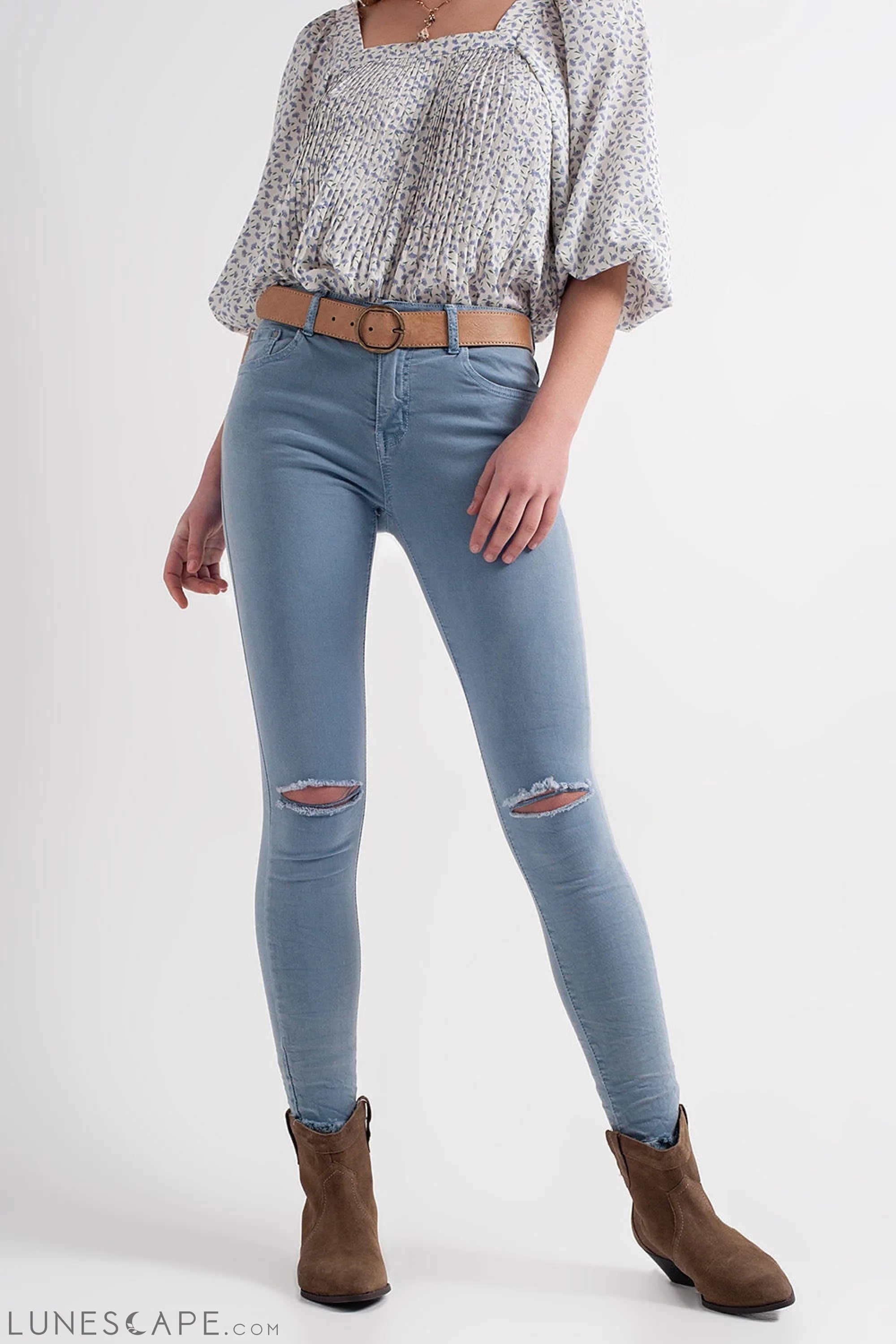 Jean With Distressed Knee in Blue LUNESCAPE