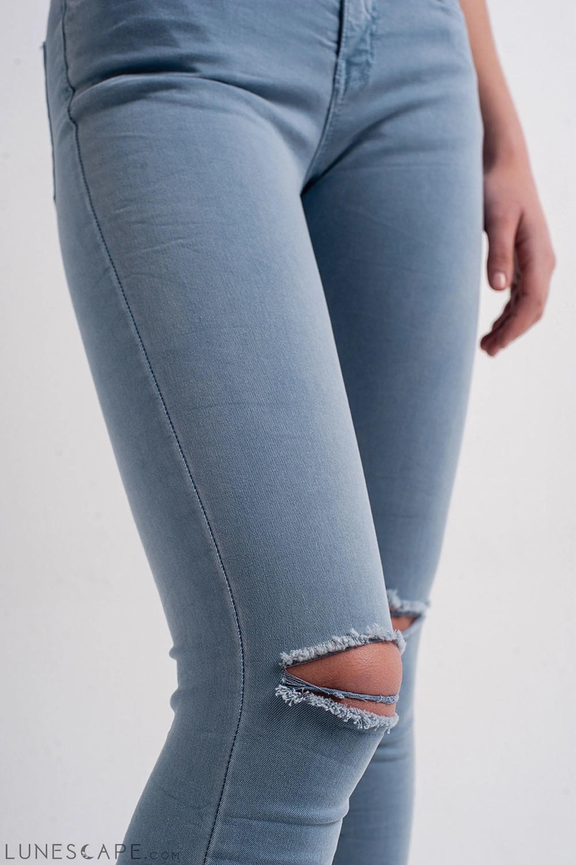 Jean With Distressed Knee in Blue LUNESCAPE