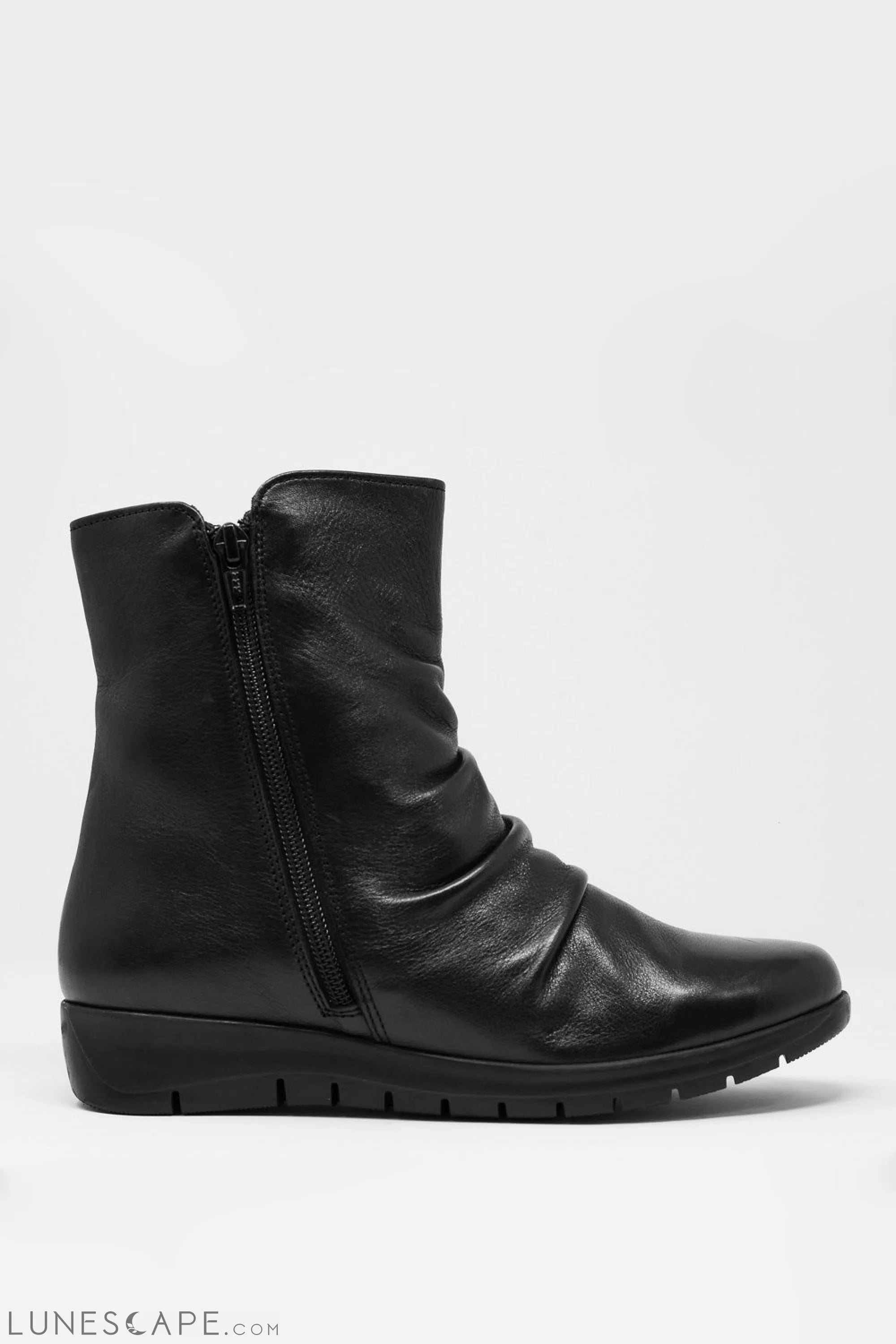 Low Black Boots With Zipper and Round Nose LUNESCAPE