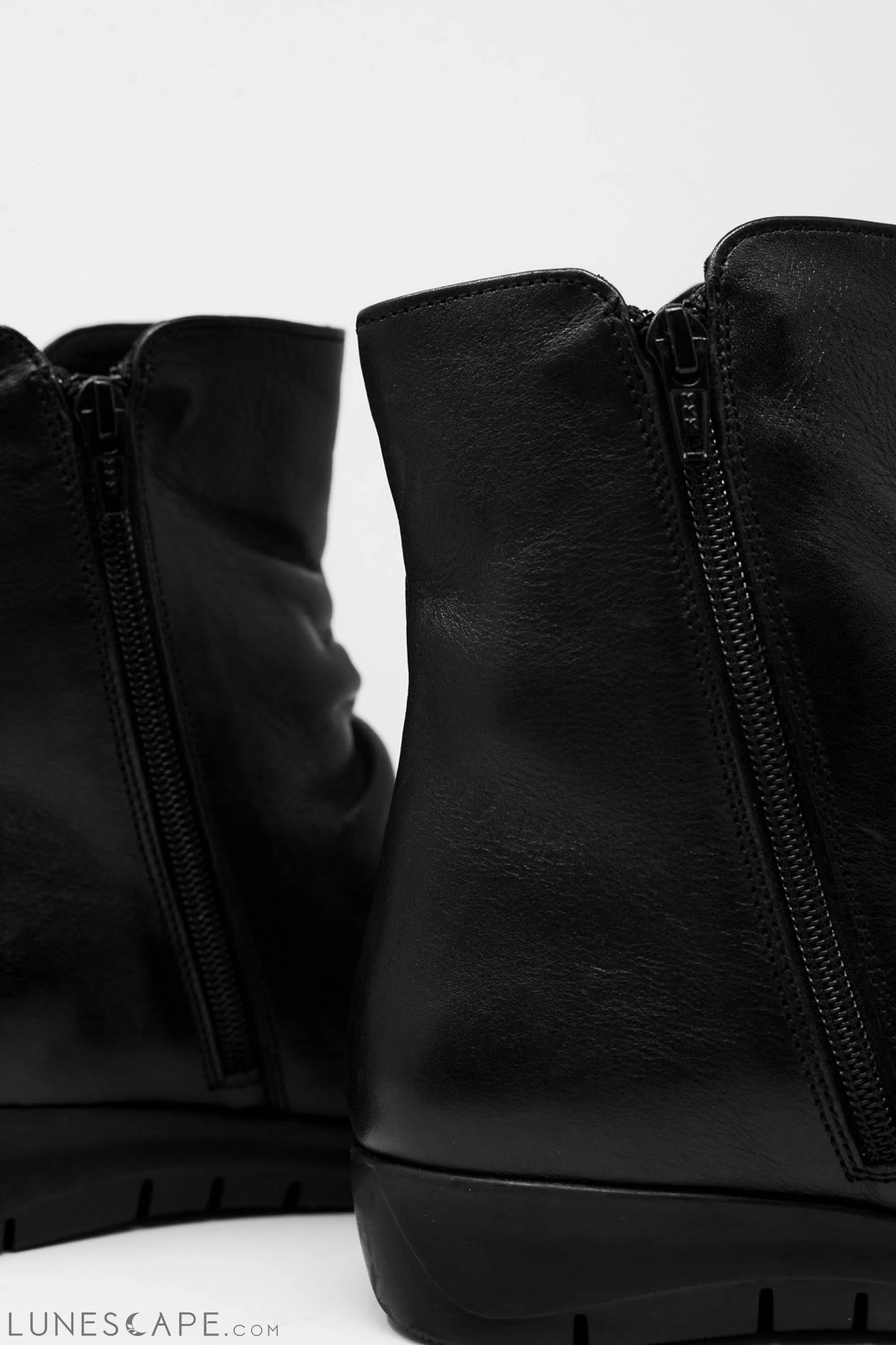 Low Black Boots With Zipper and Round Nose LUNESCAPE