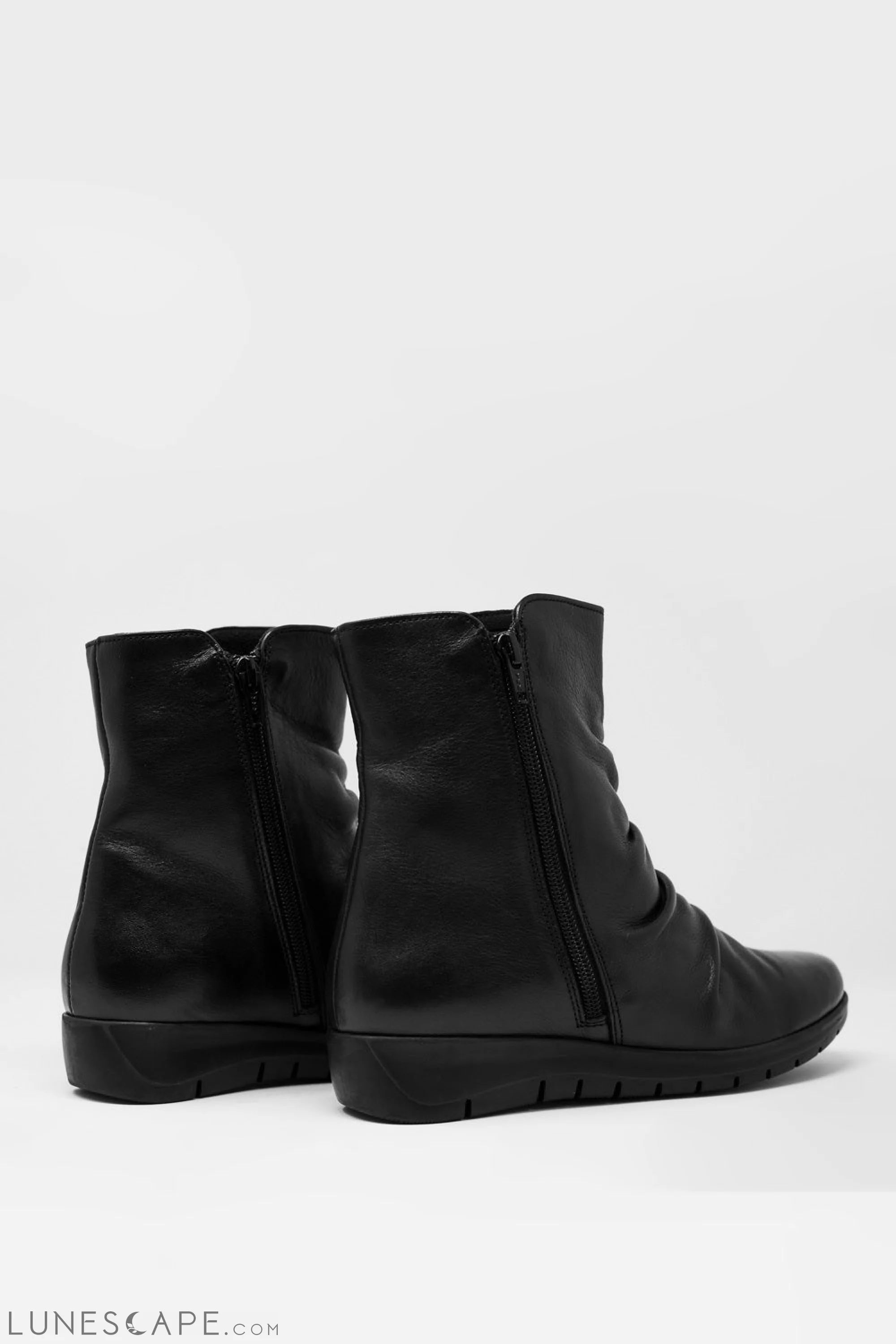 Low Black Boots With Zipper and Round Nose LUNESCAPE