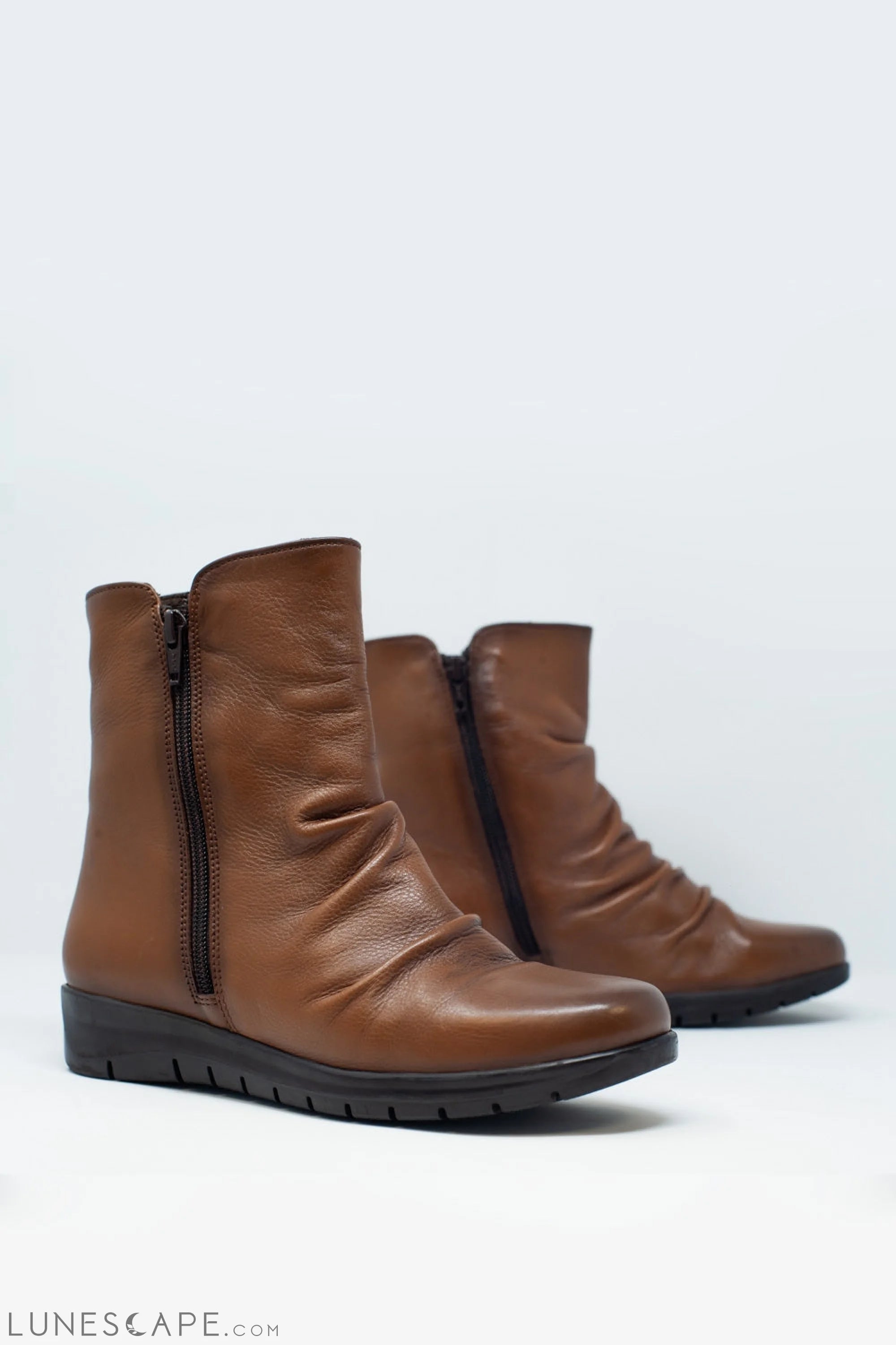 Low Brown Boots With Zipper and Round Nose LUNESCAPE