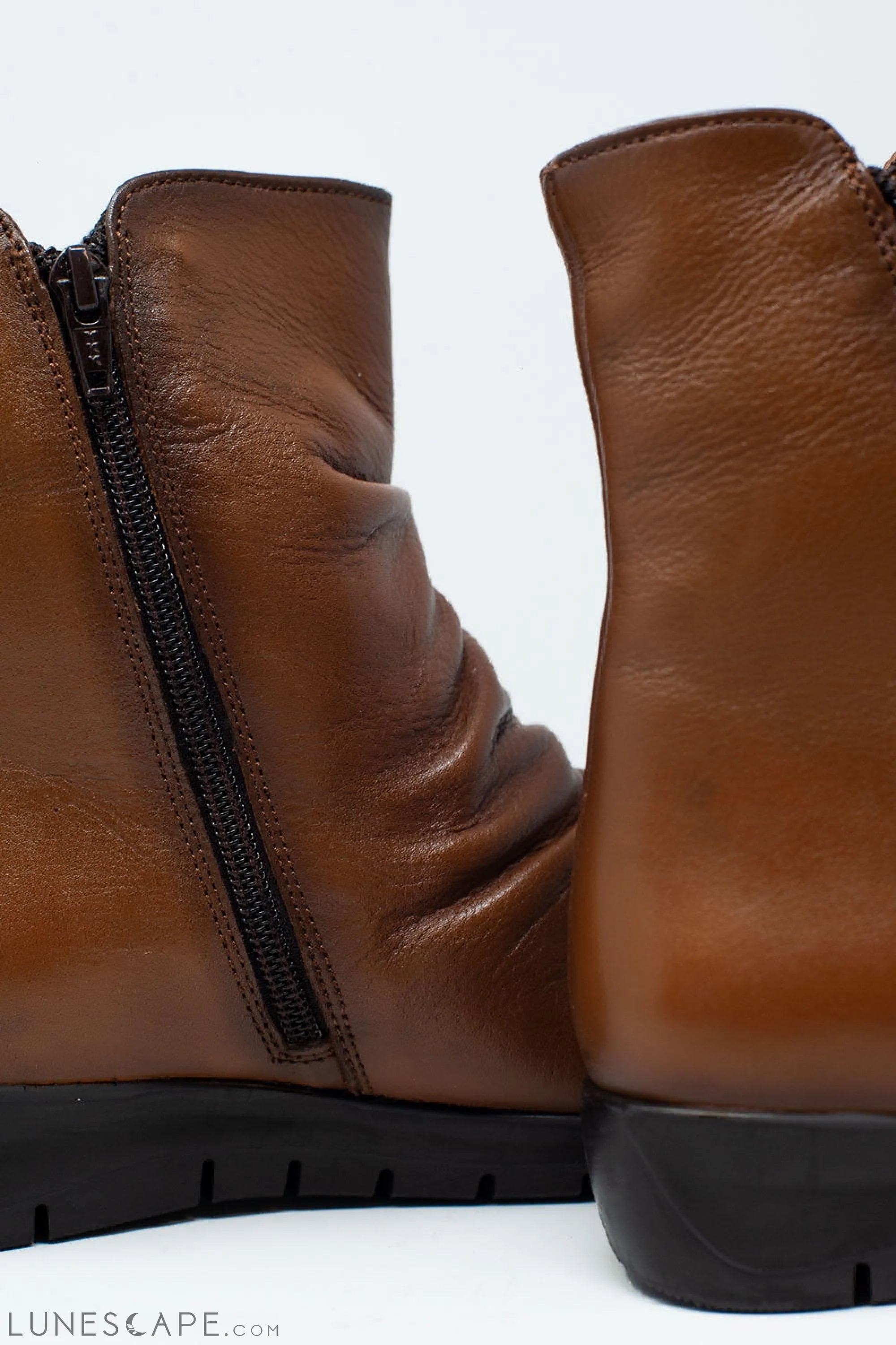 Low Brown Boots With Zipper and Round Nose LUNESCAPE