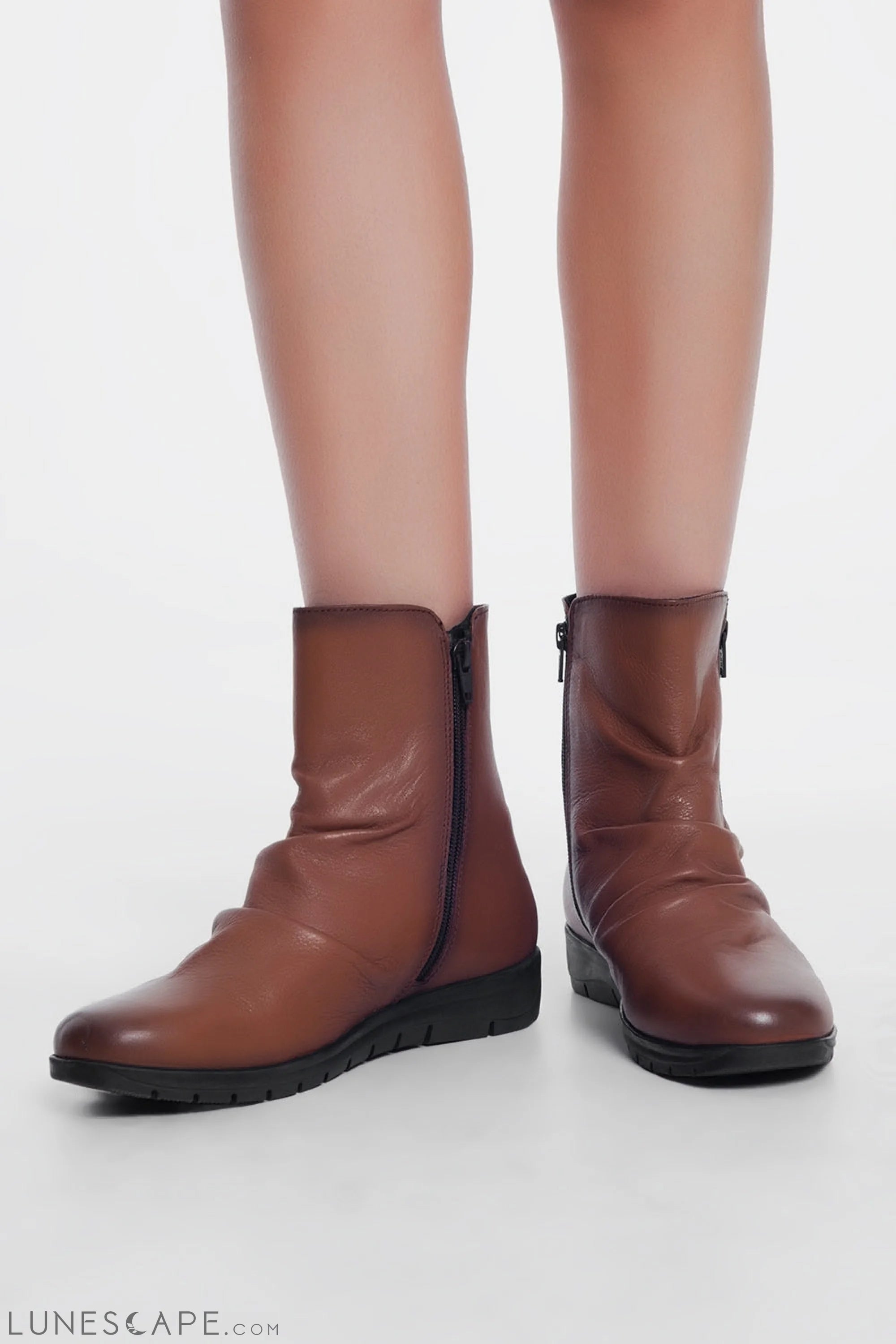 Low Brown Boots With Zipper and Round Nose LUNESCAPE
