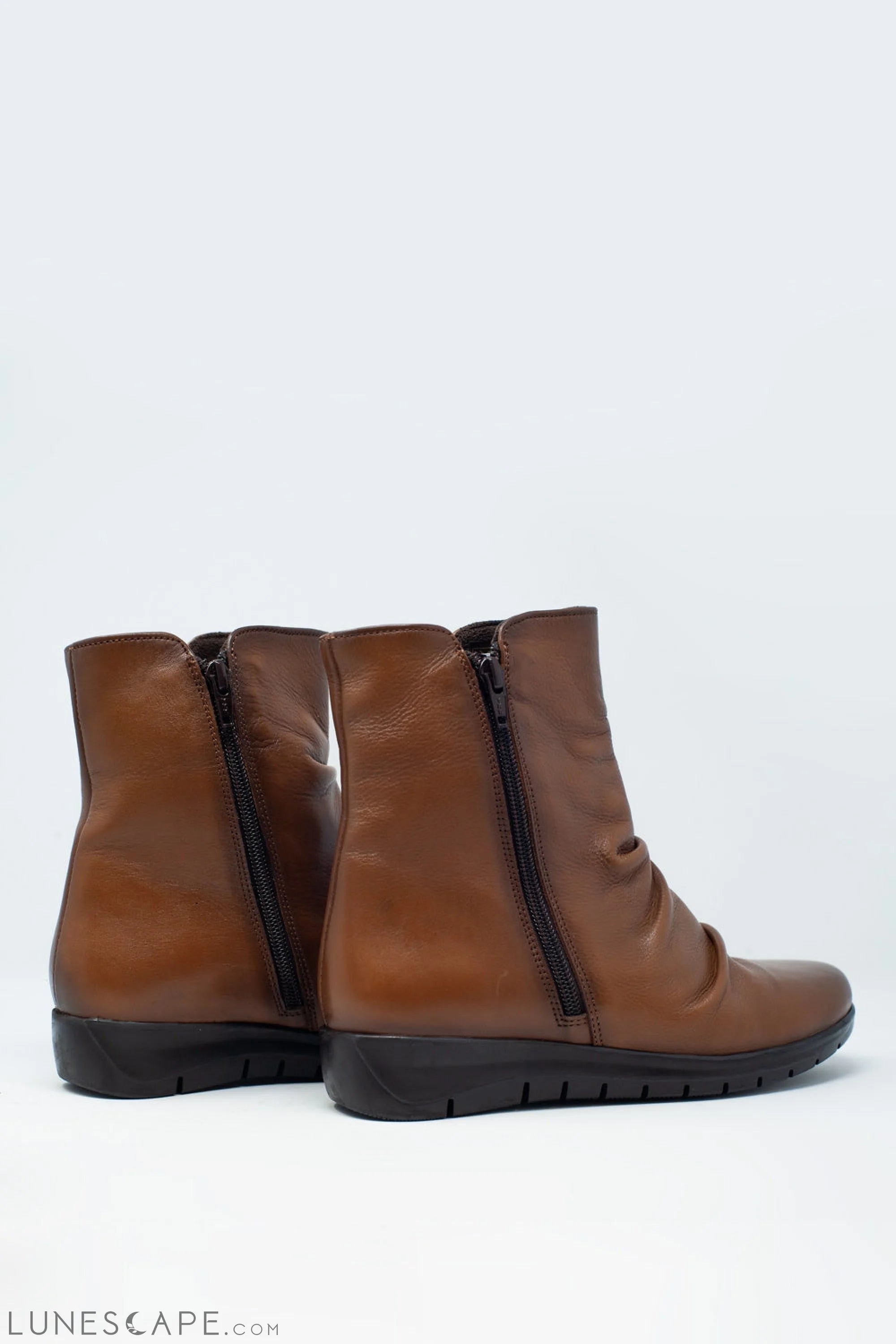 Low Brown Boots With Zipper and Round Nose LUNESCAPE