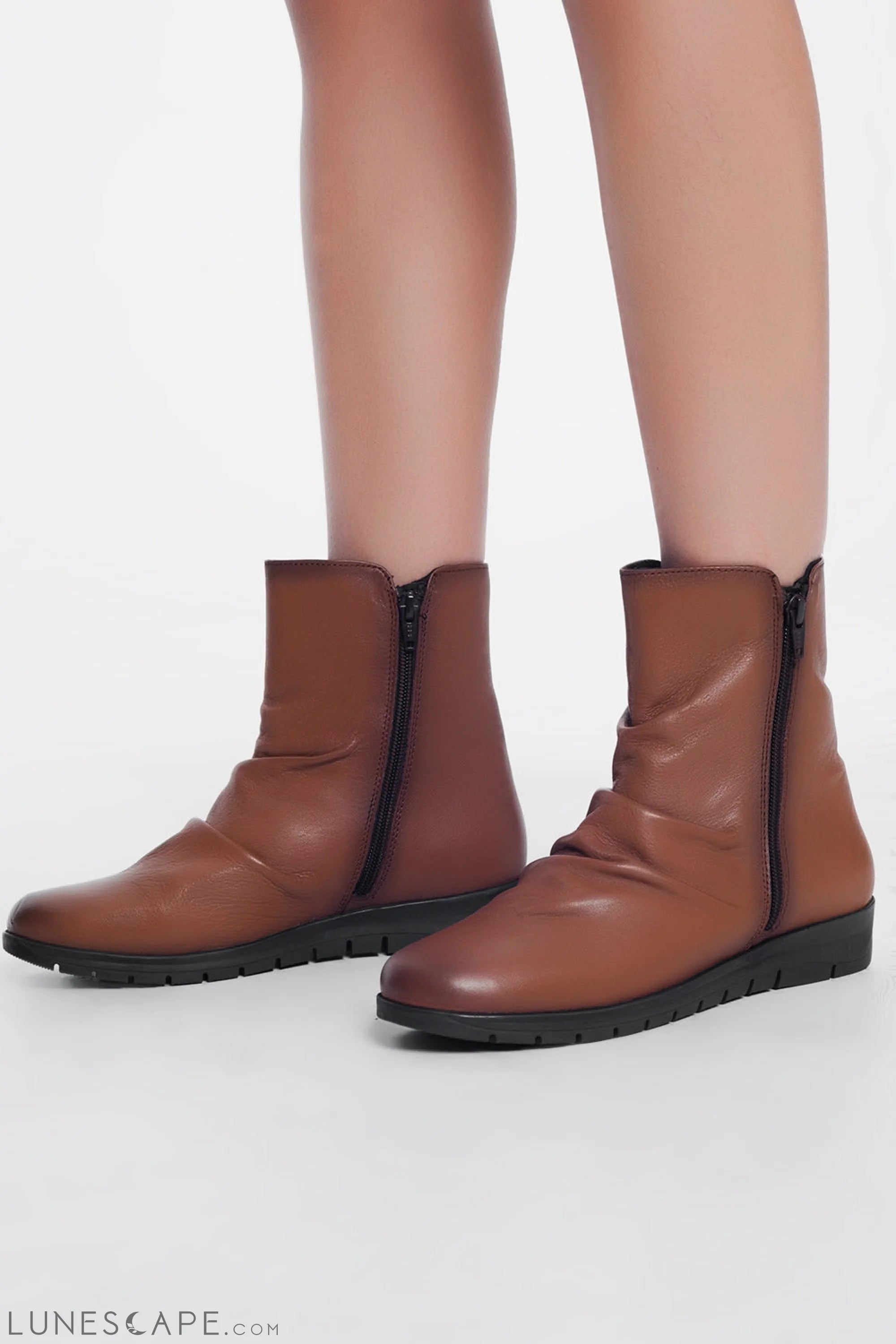 Low Brown Boots With Zipper and Round Nose LUNESCAPE