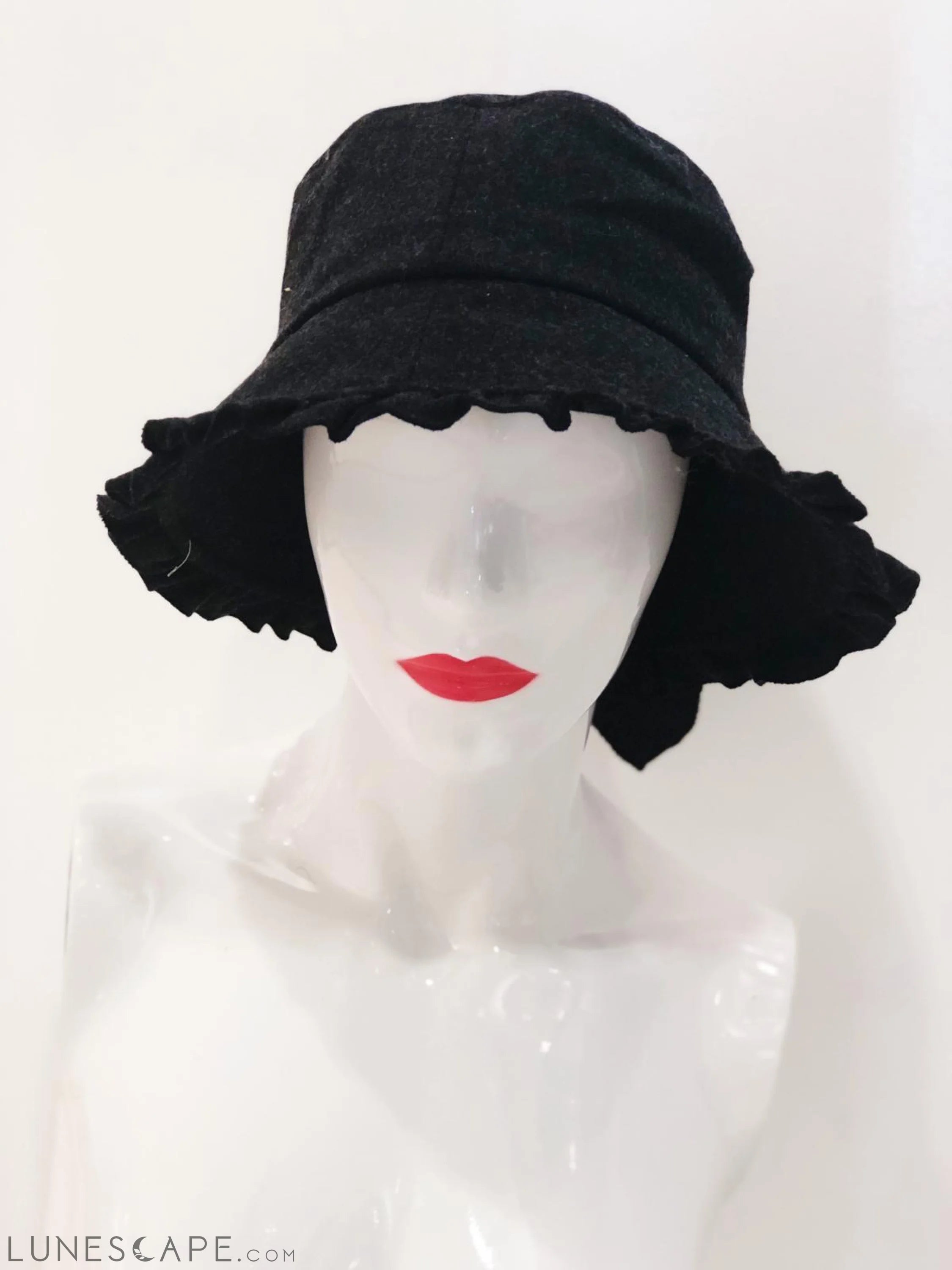 'Macy' Black Bucket Hat LUNESCAPE