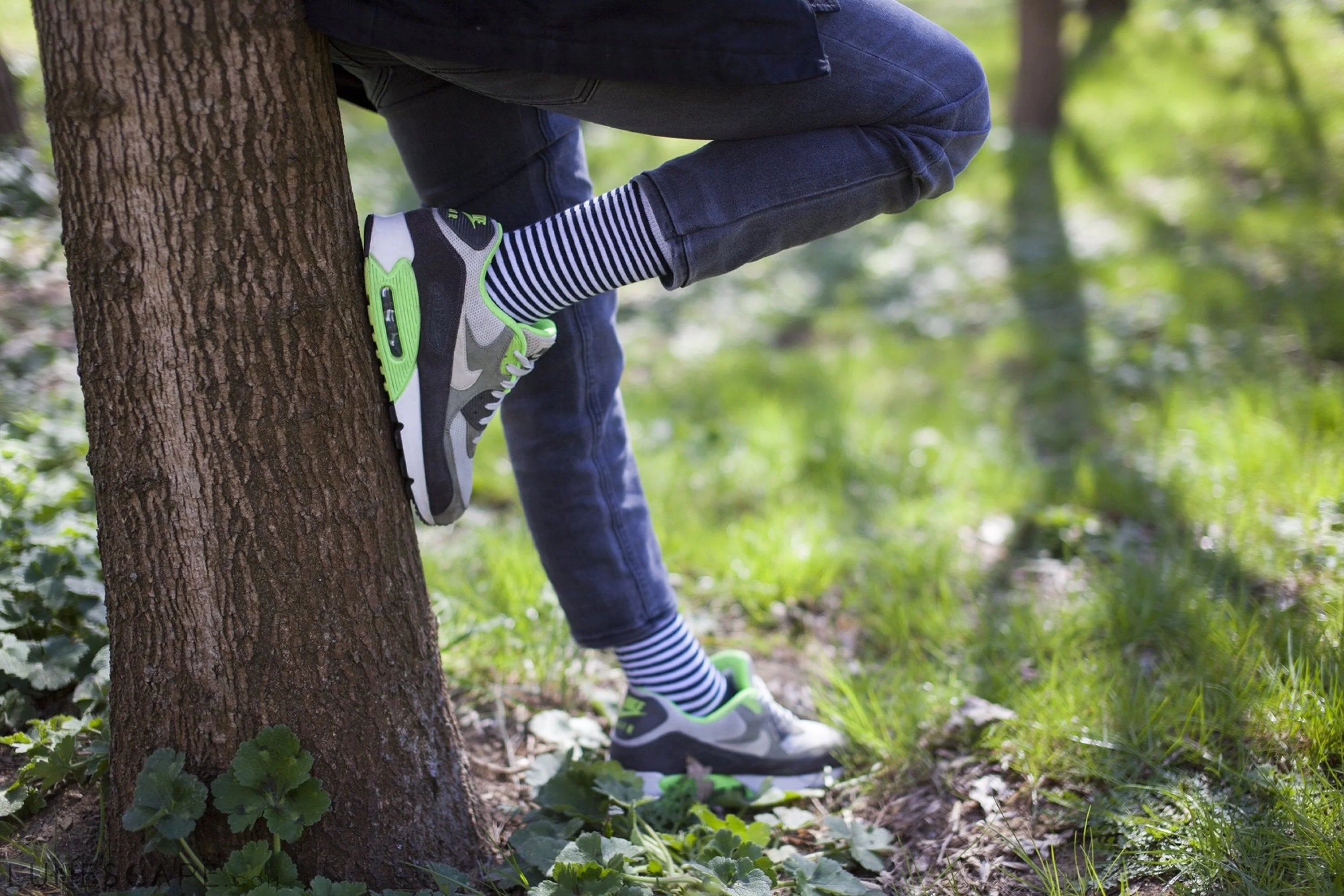 Men's Black-Red Stripe Socks LUNESCAPE