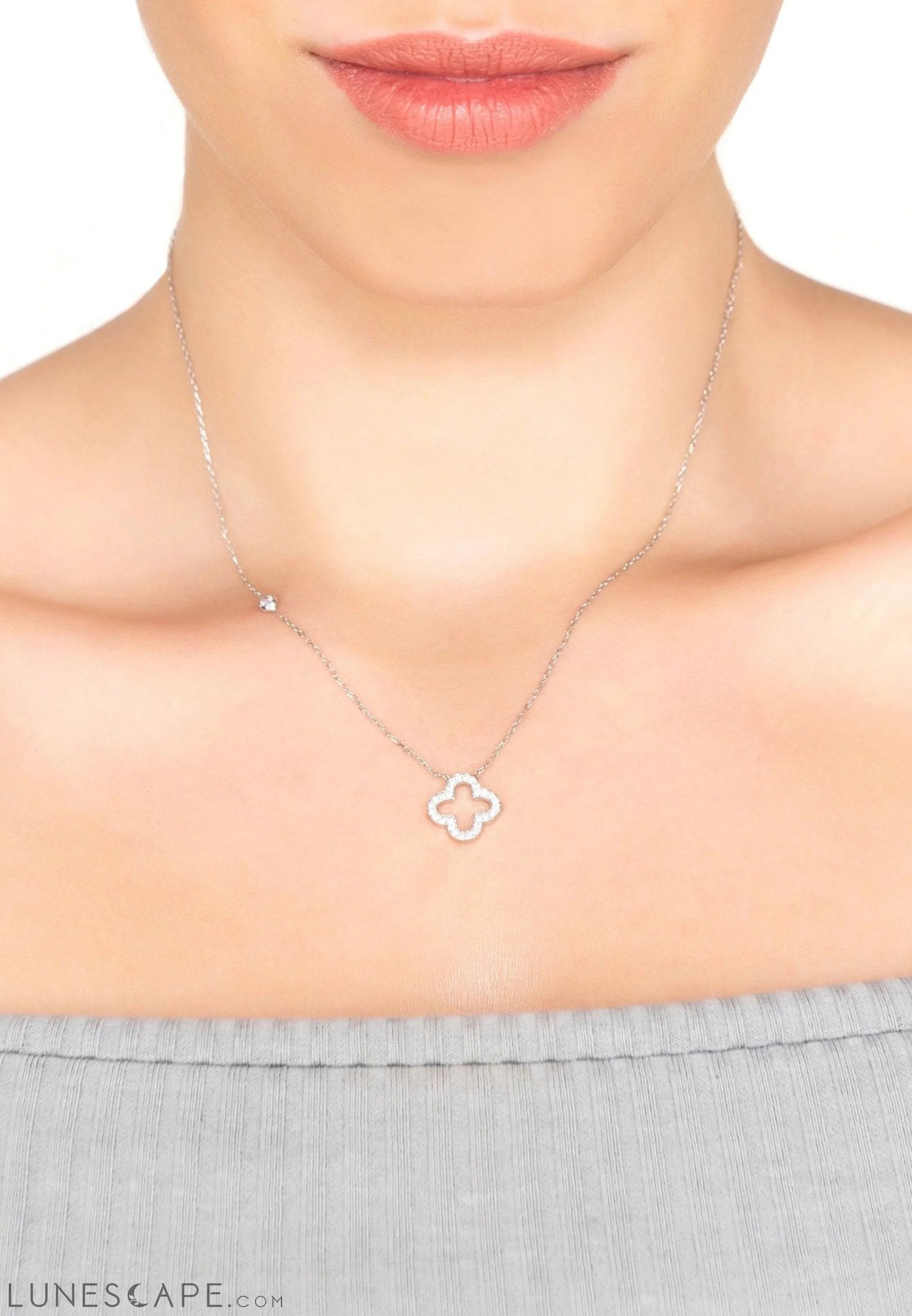Open Clover Pendant Necklace LUNESCAPE