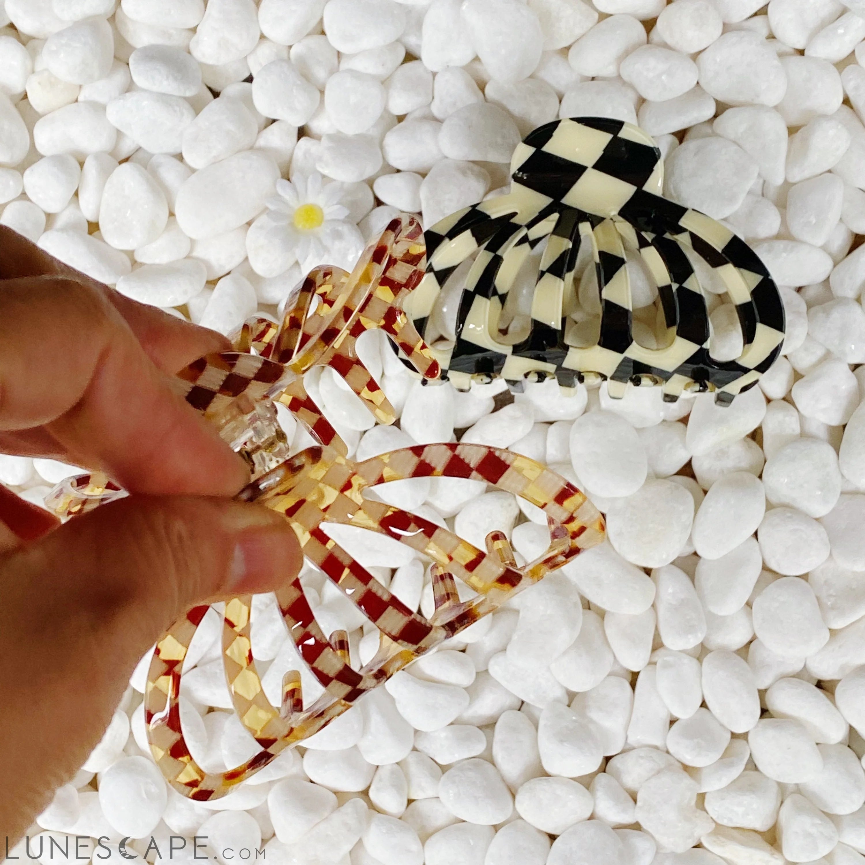 Perfect on Hair Claw LUNESCAPE