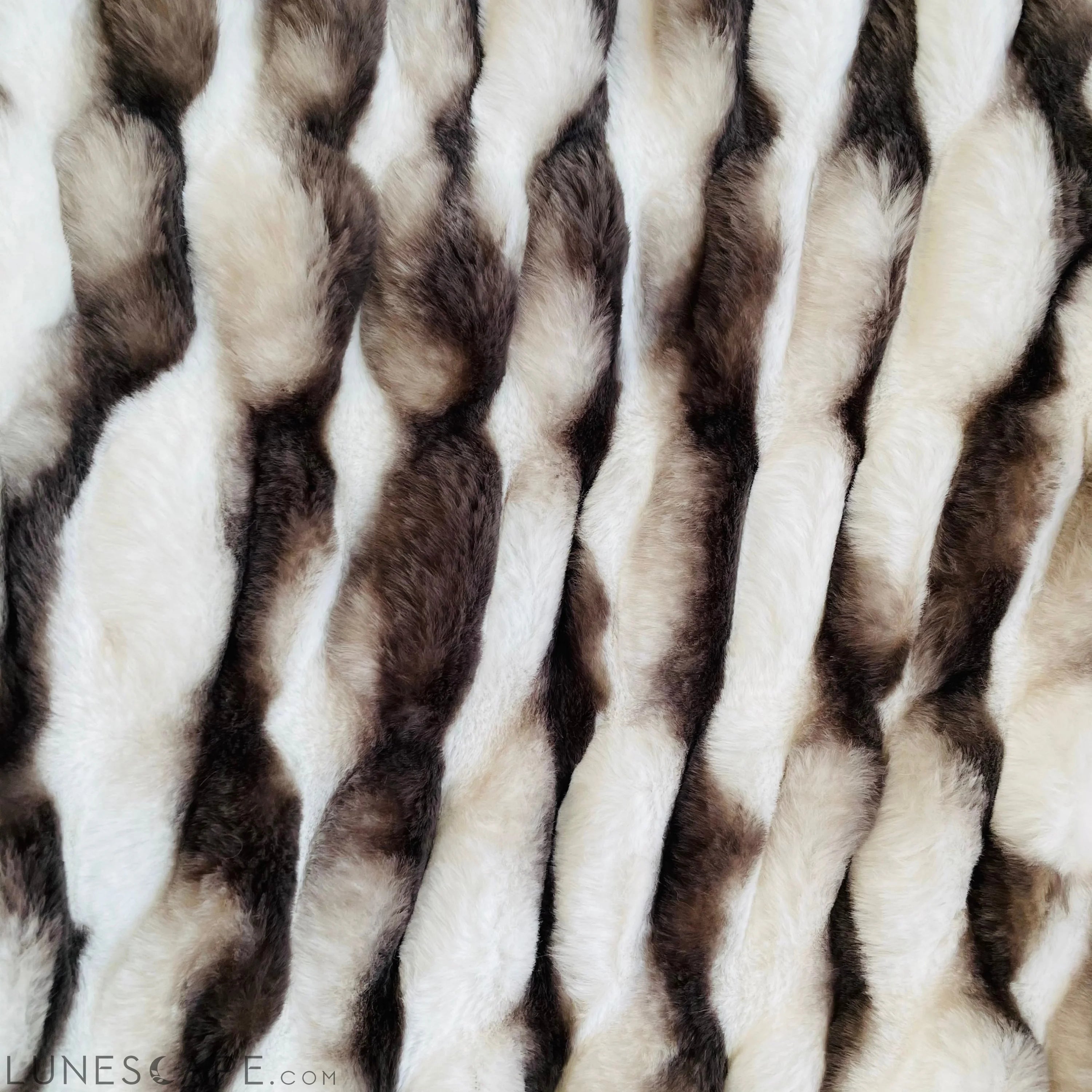 Plutus White Charcoal Snow Chinchilla Faux Fur Luxury Blanket & Throw LUNESCAPE
