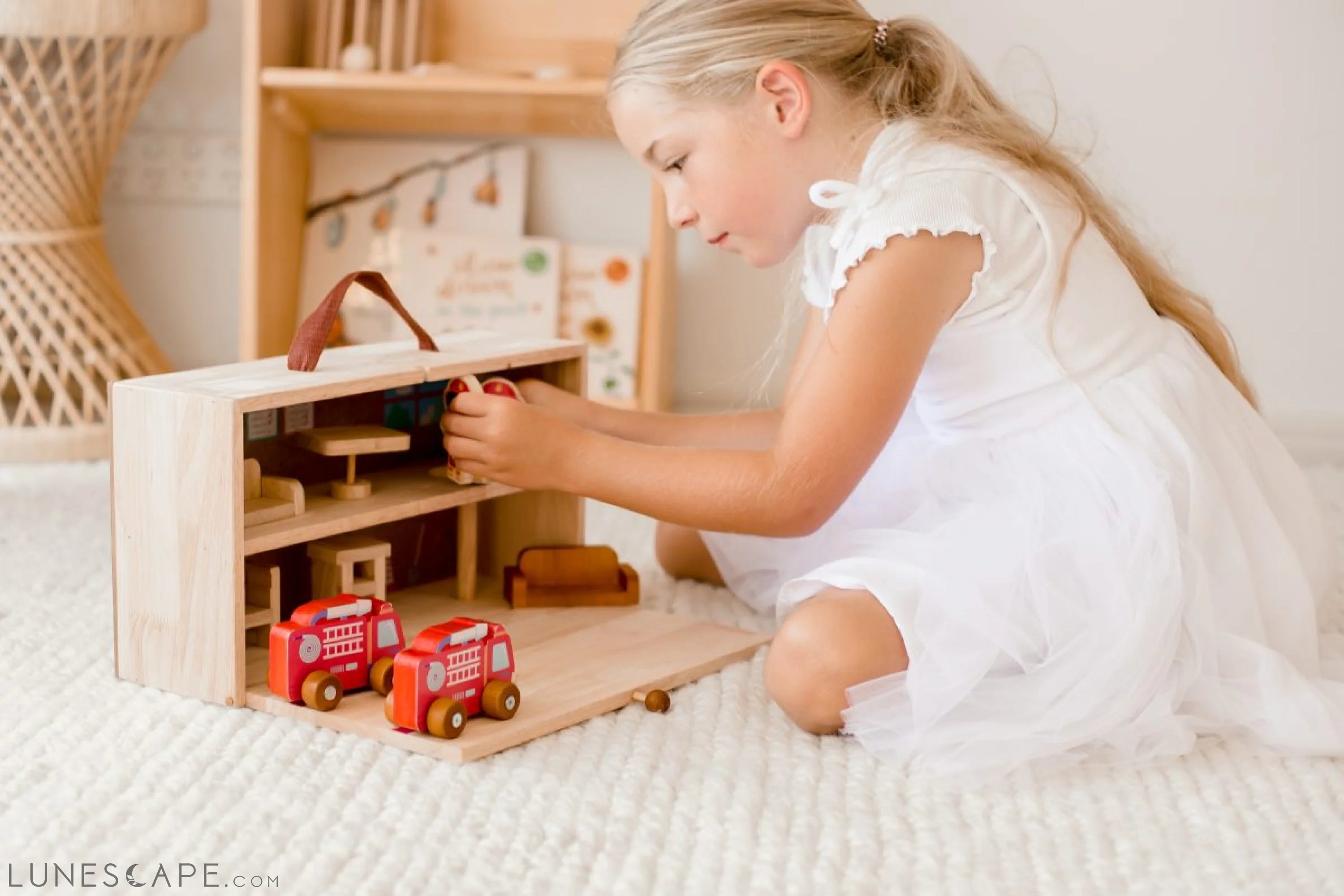 QToys Australia (USA) Portable fire station LUNESCAPE