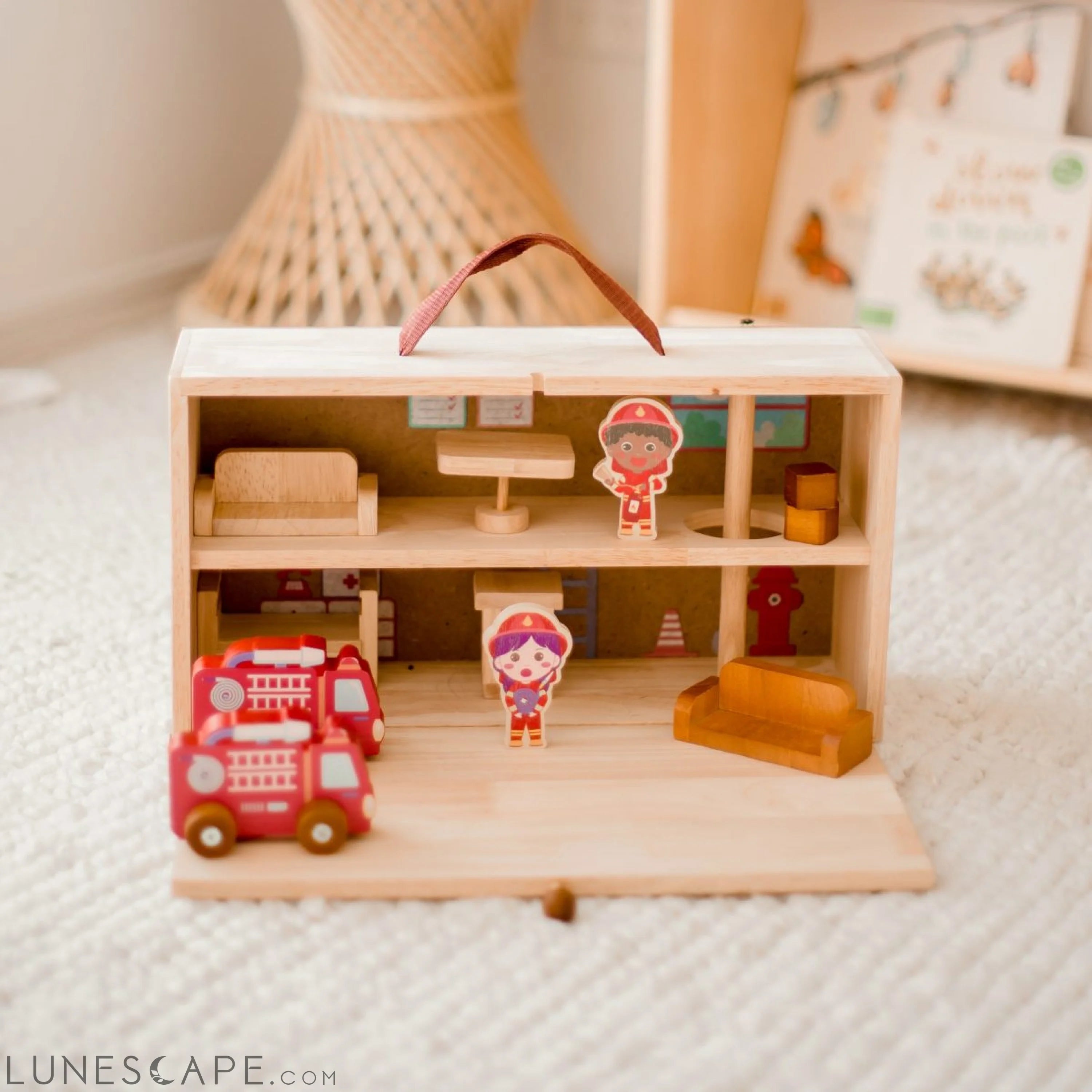 QToys Australia (USA) Portable fire station LUNESCAPE