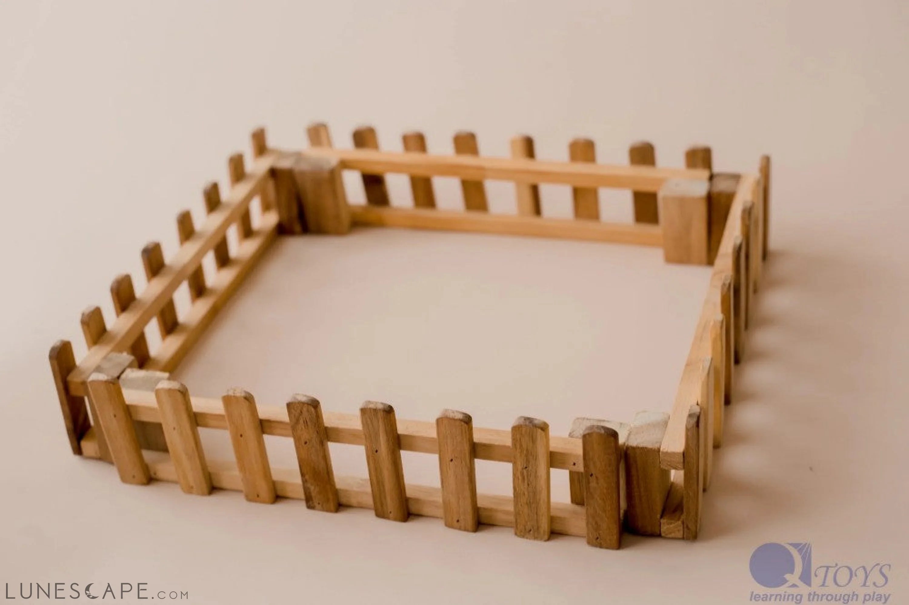 QToys Australia (USA) Wooden fence set of 4 LUNESCAPE