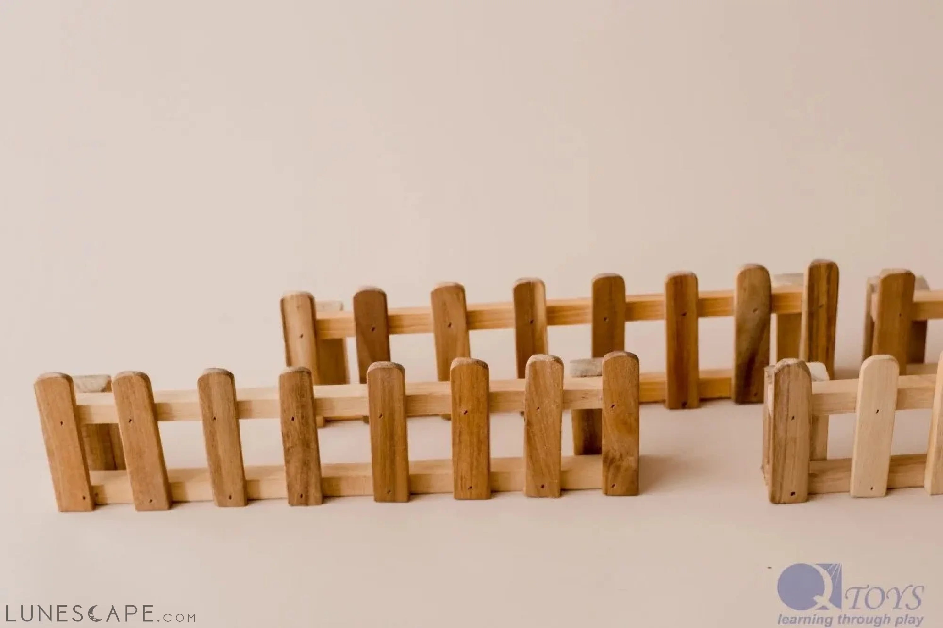QToys Australia (USA) Wooden fence set of 4 LUNESCAPE