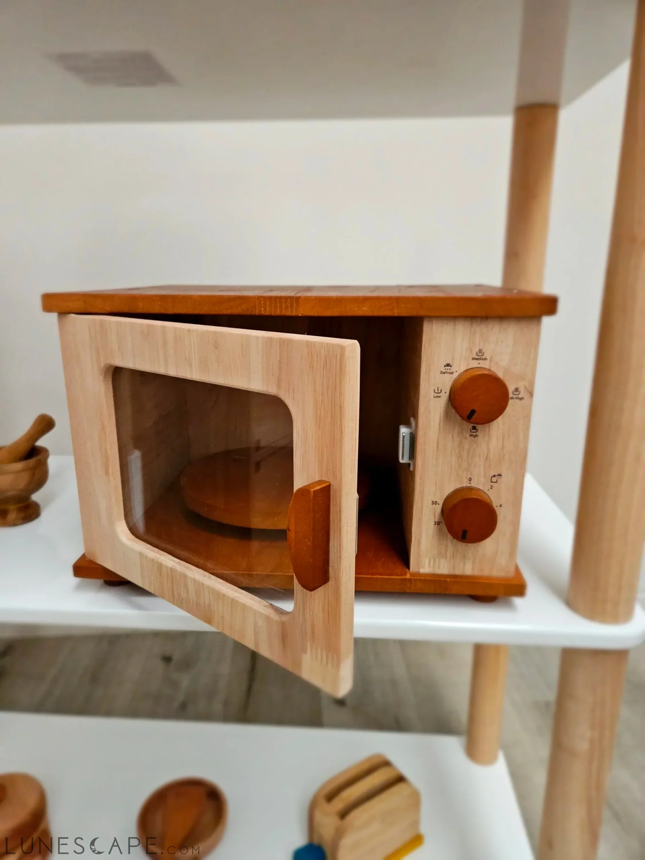 QToys Australia (USA) Wooden Microwave Oven LUNESCAPE