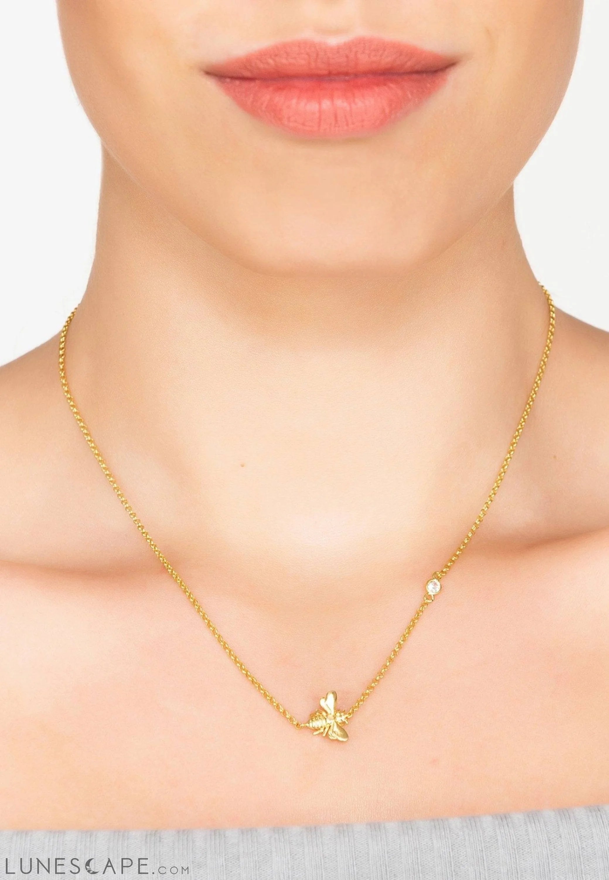 Queen Bee Necklace Gold LUNESCAPE