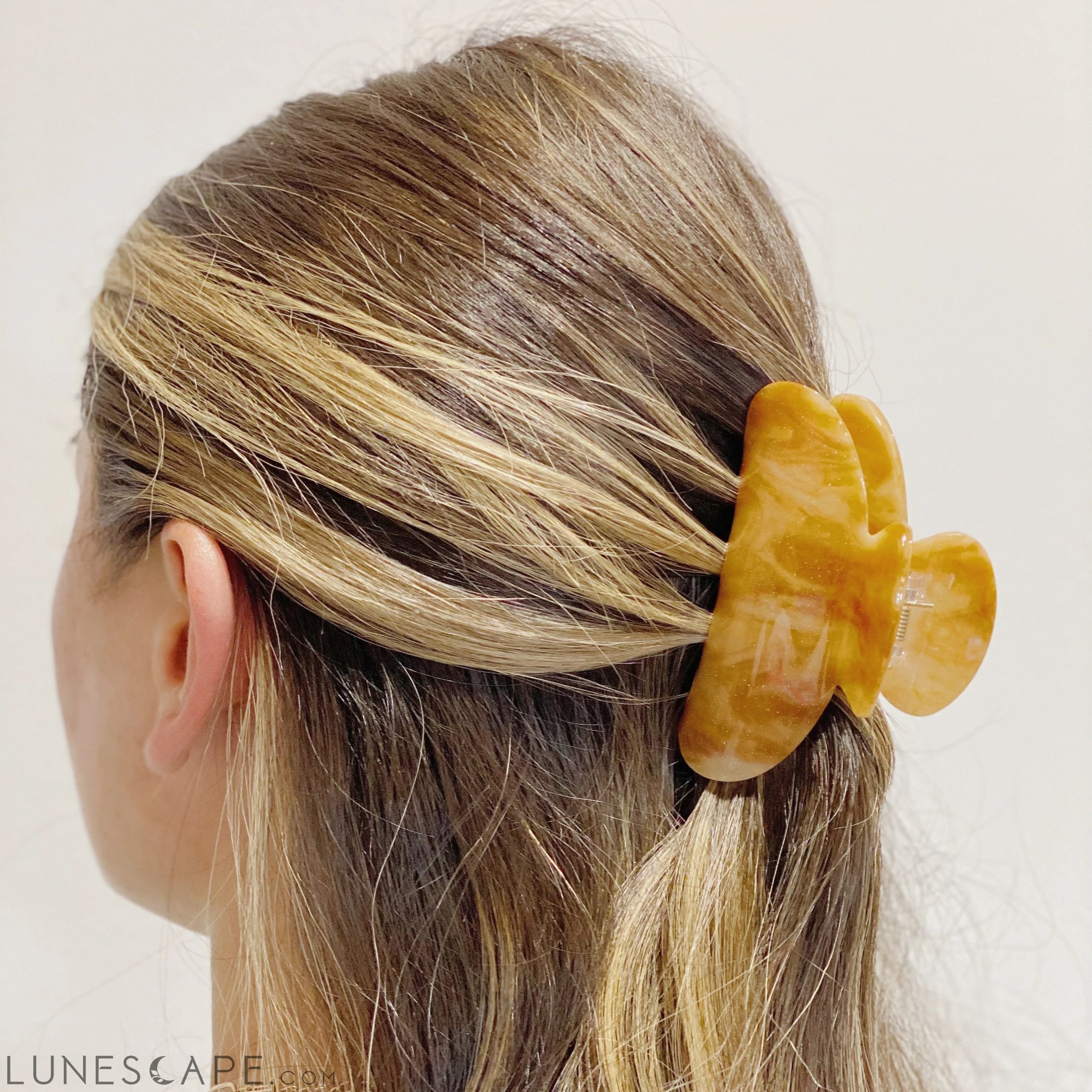 Retro Feel Hair Claw LUNESCAPE