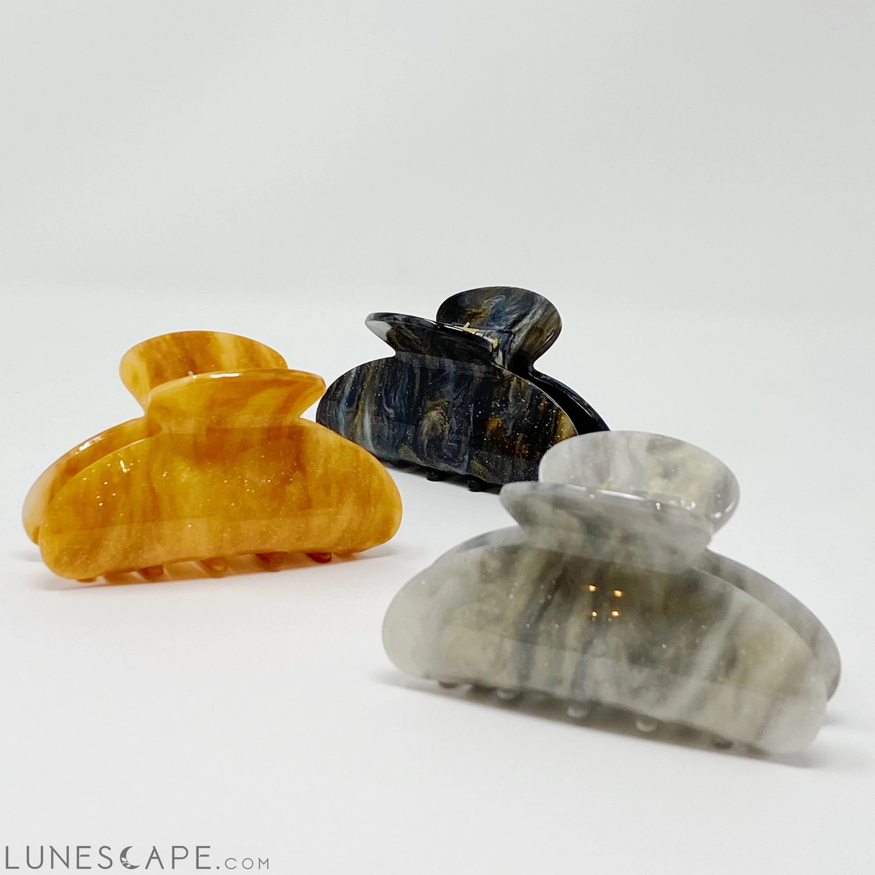 Retro Feel Hair Claw LUNESCAPE