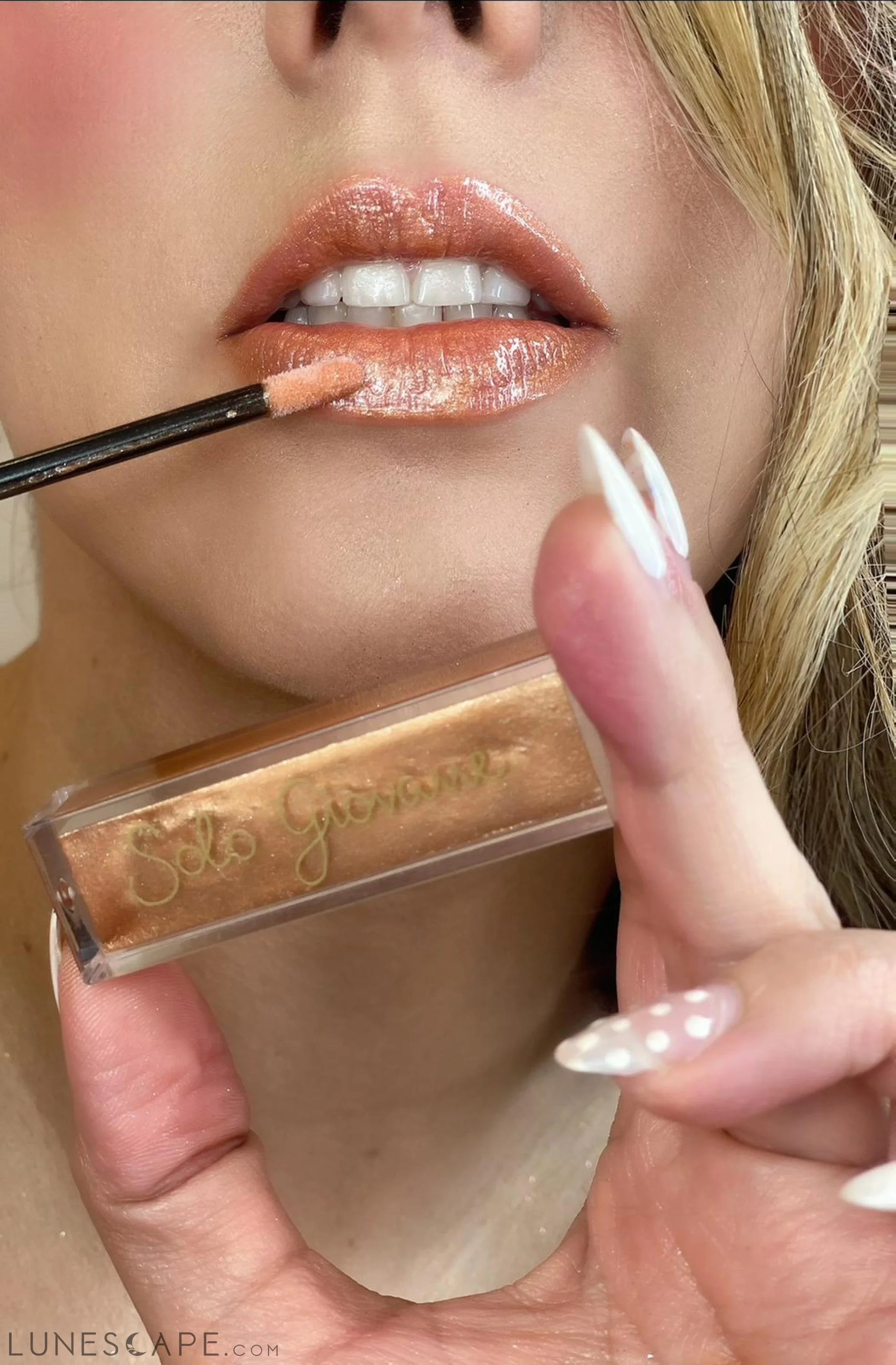 Semi-Clear Lip-gloss 2 LUNESCAPE