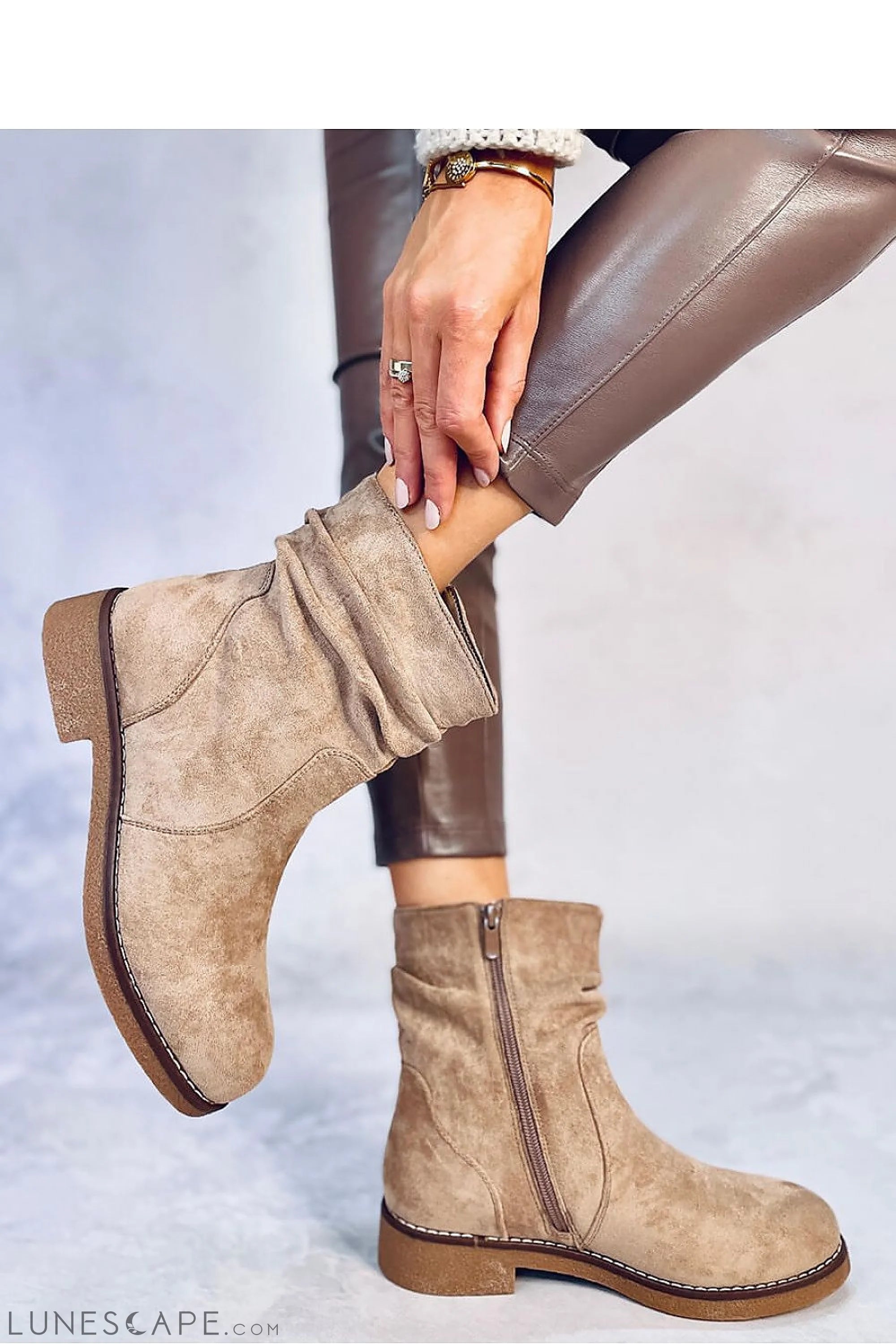 Slouchy Cuffed Western-Style Women's Flat Ankle Boot Beige Suede Side Zipper LUNESCAPE