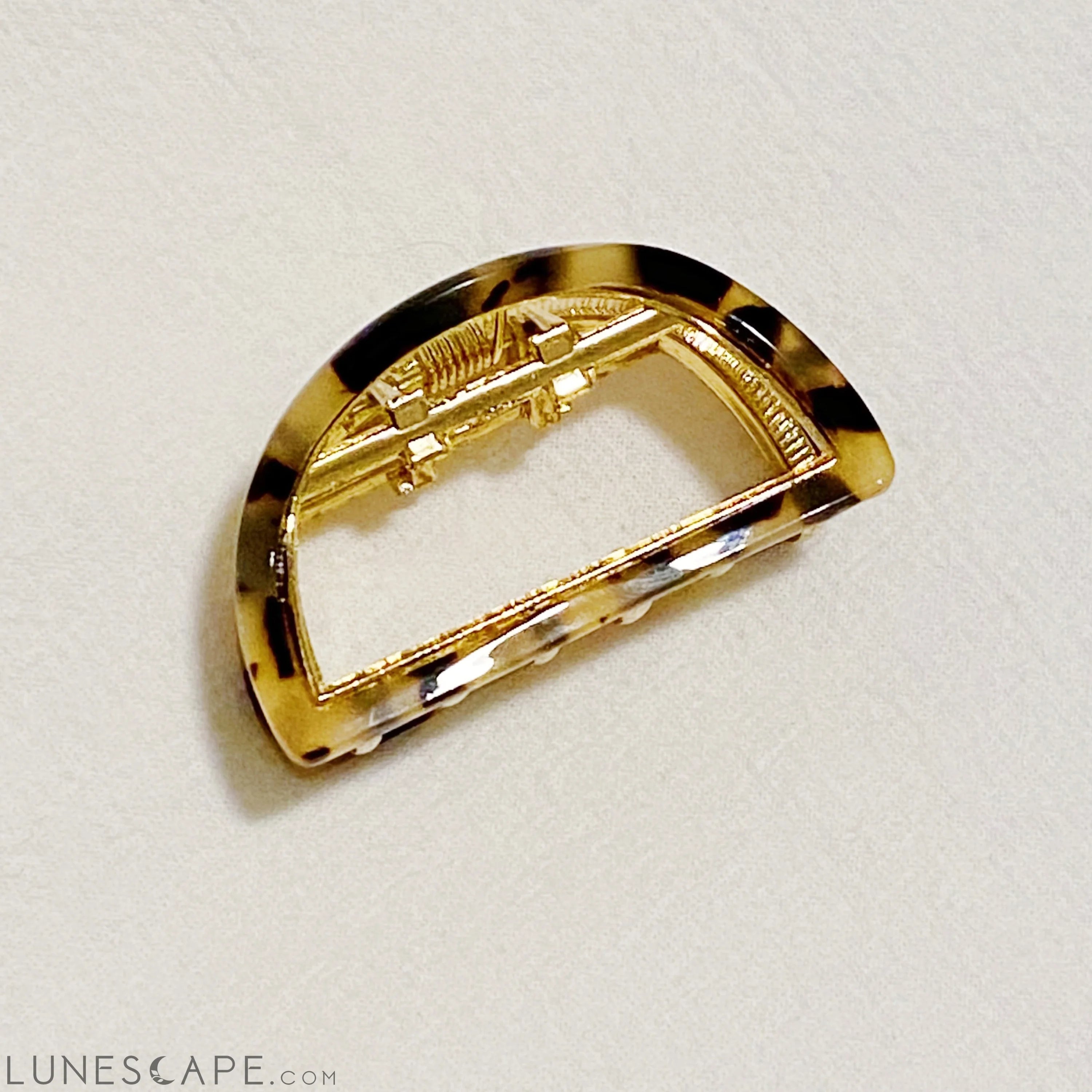 Stylish Outlined Hair Claw LUNESCAPE