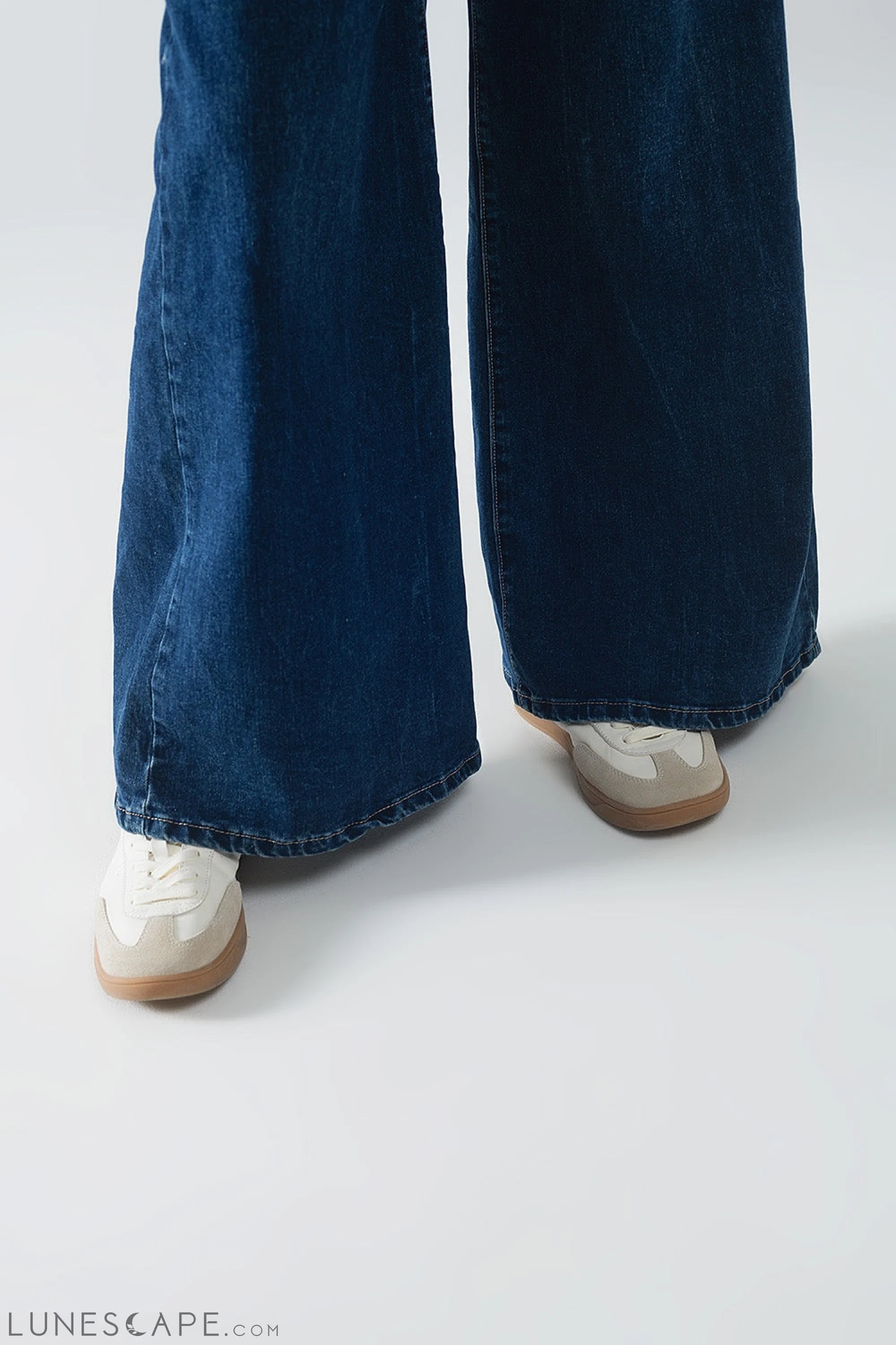 Super Wide Leg Jeans in Mid-Wash LUNESCAPE