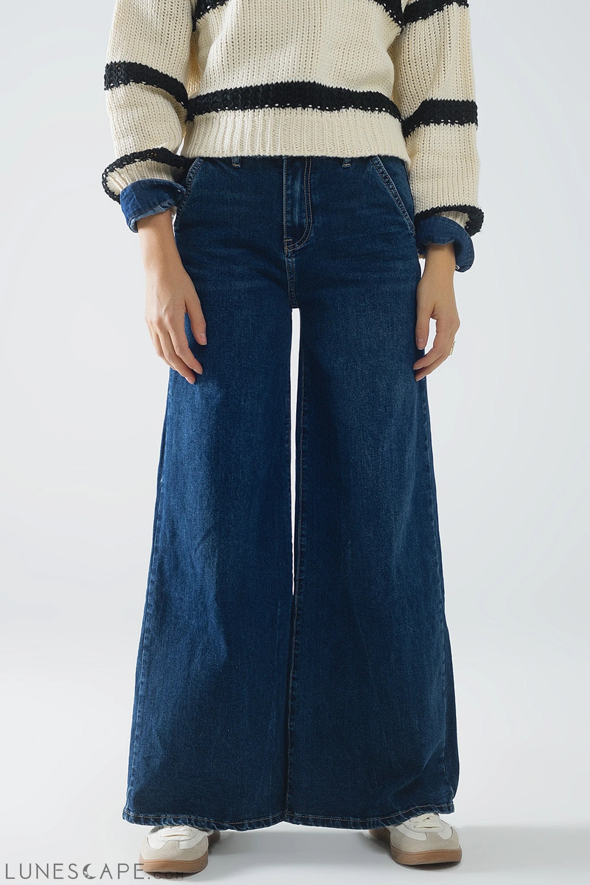 Super Wide Leg Jeans in Mid-Wash LUNESCAPE