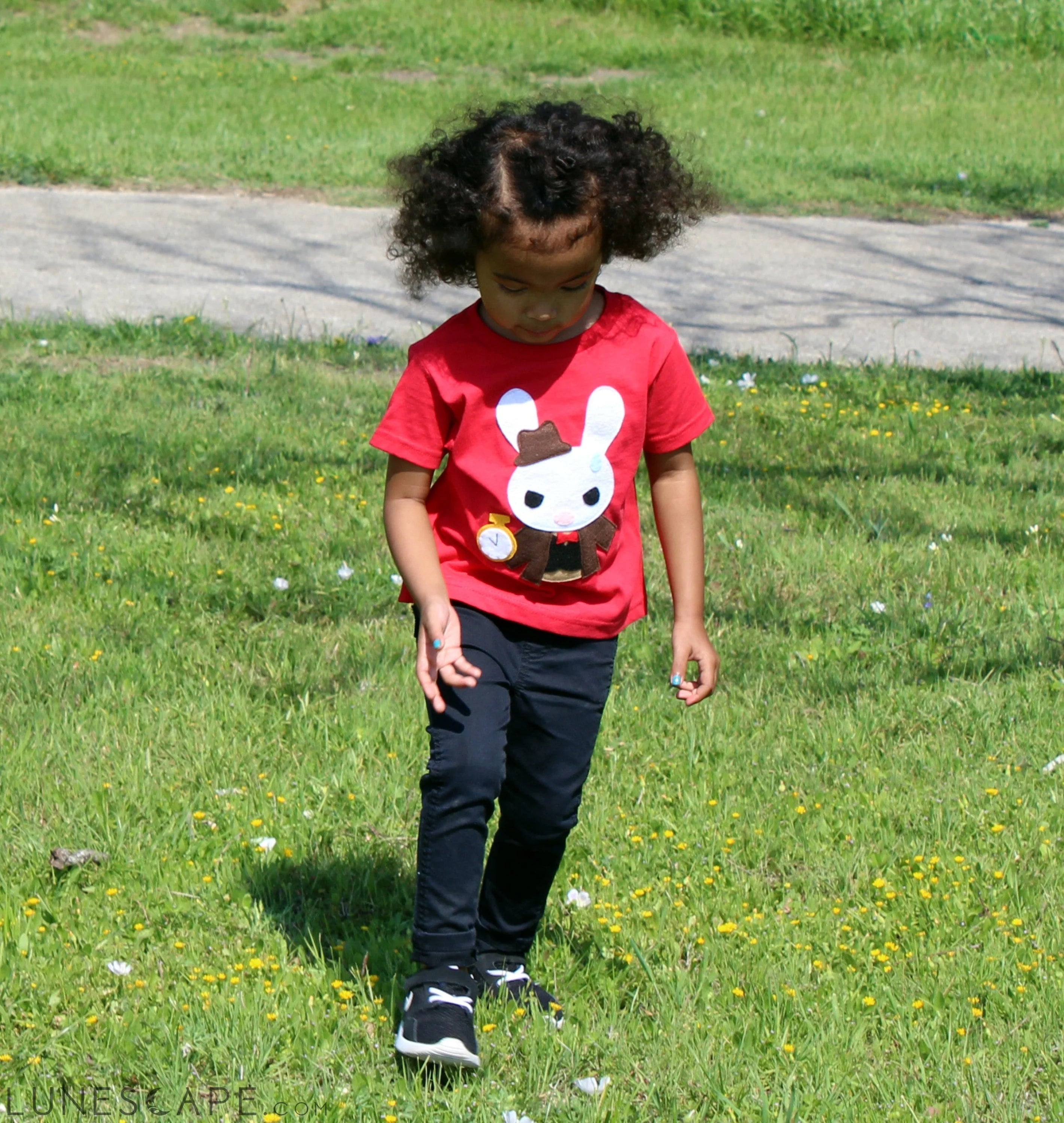 The White Rabbit - Alice's Adventure in Wonderland - Kids T-Shirt LUNESCAPE