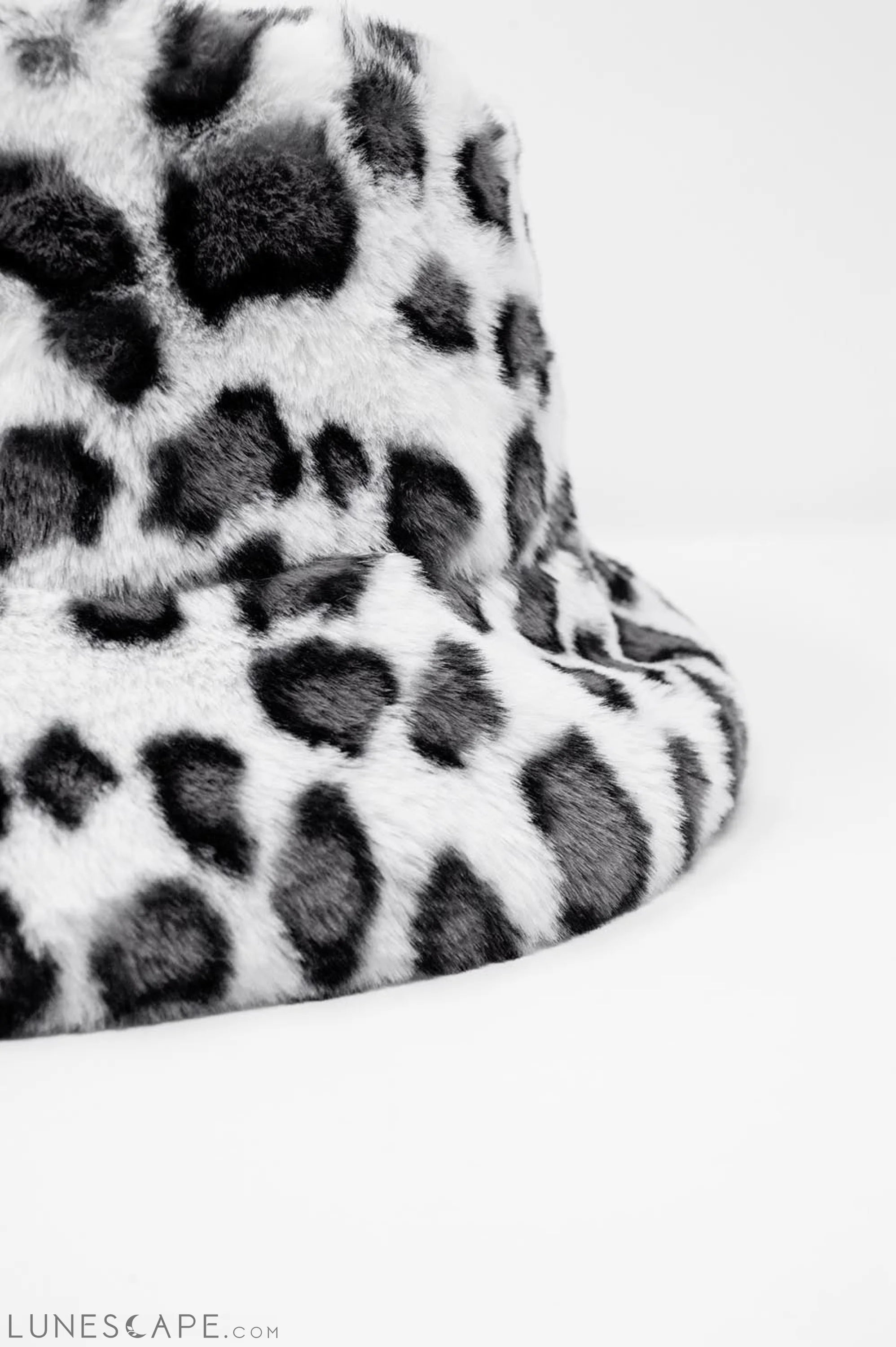 White Bucket Hat in Animal Print LUNESCAPE