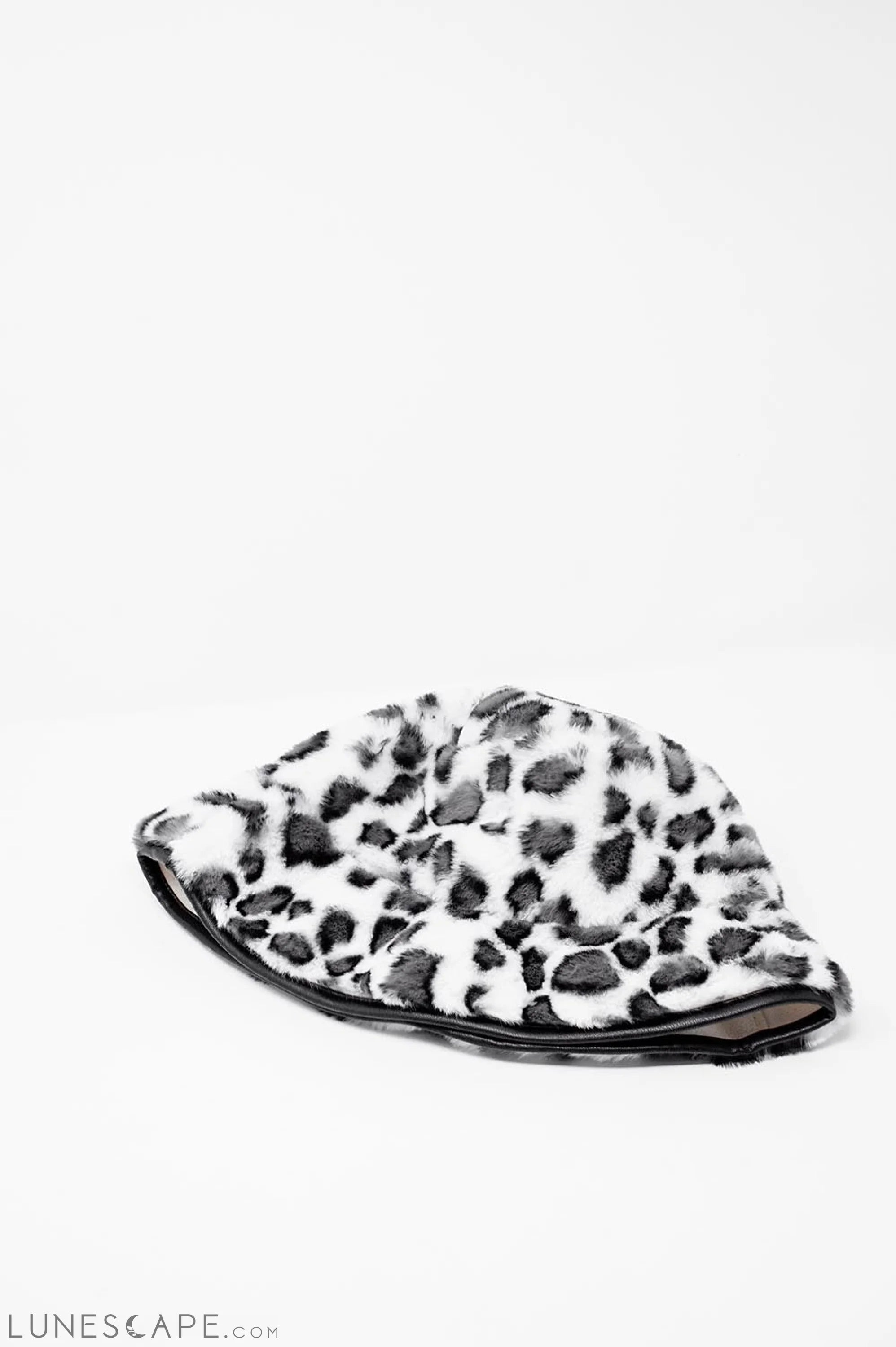 White Bucket Hat in Animal Print LUNESCAPE
