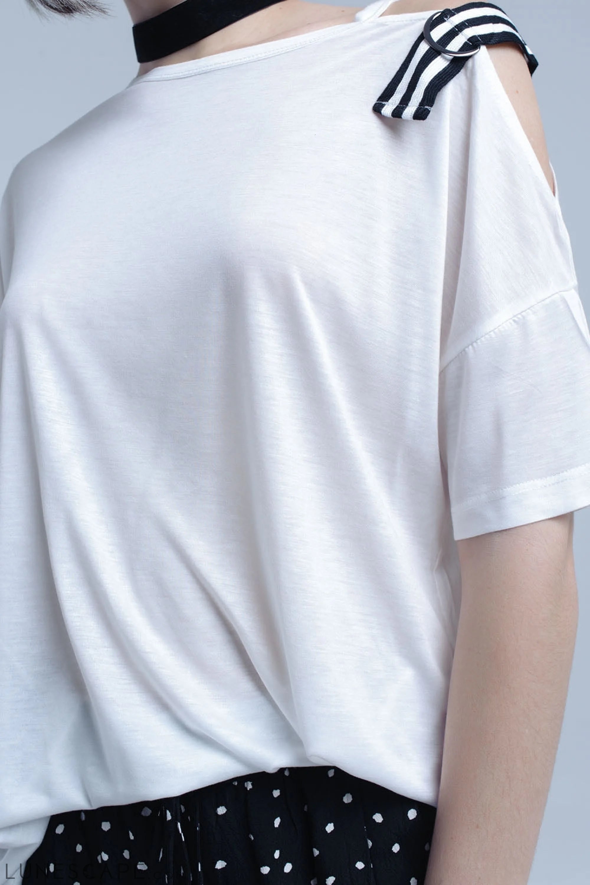 White T-Shirt With One Open Shoulder LUNESCAPE